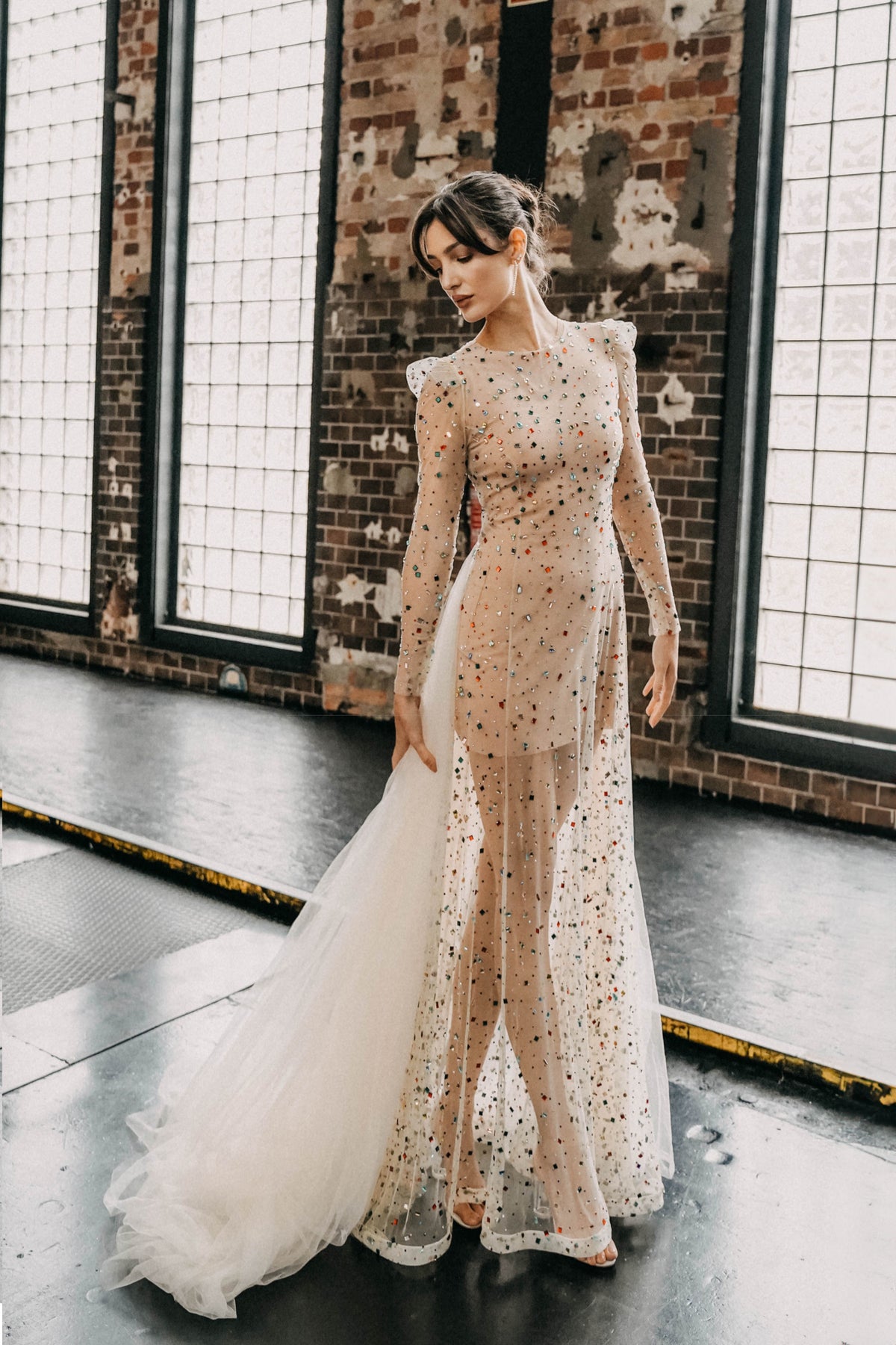 Braut im nudefarbenen Glitzer-Brautkleid mit Schleppe – Maßanfertigung Atelier Jana Paulin
