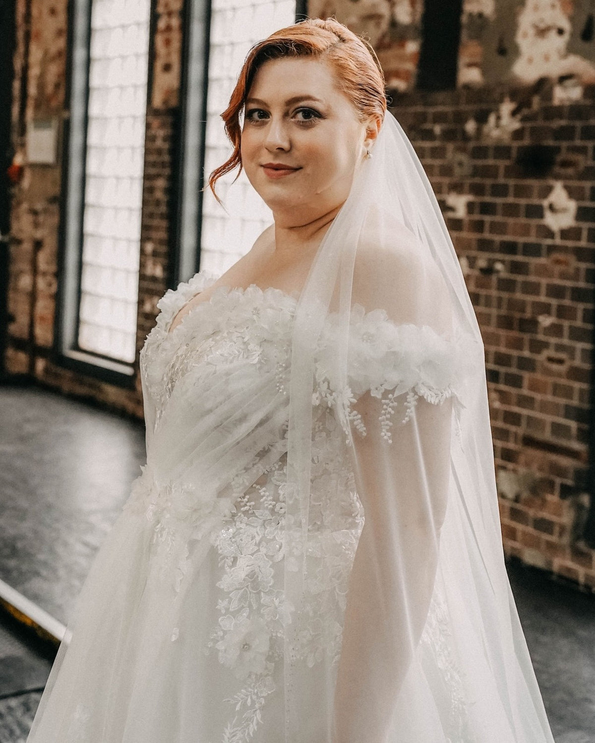Curvy bride in a lace wedding dress with veil – plus-size bridal wear, Atelier Jana Paulin