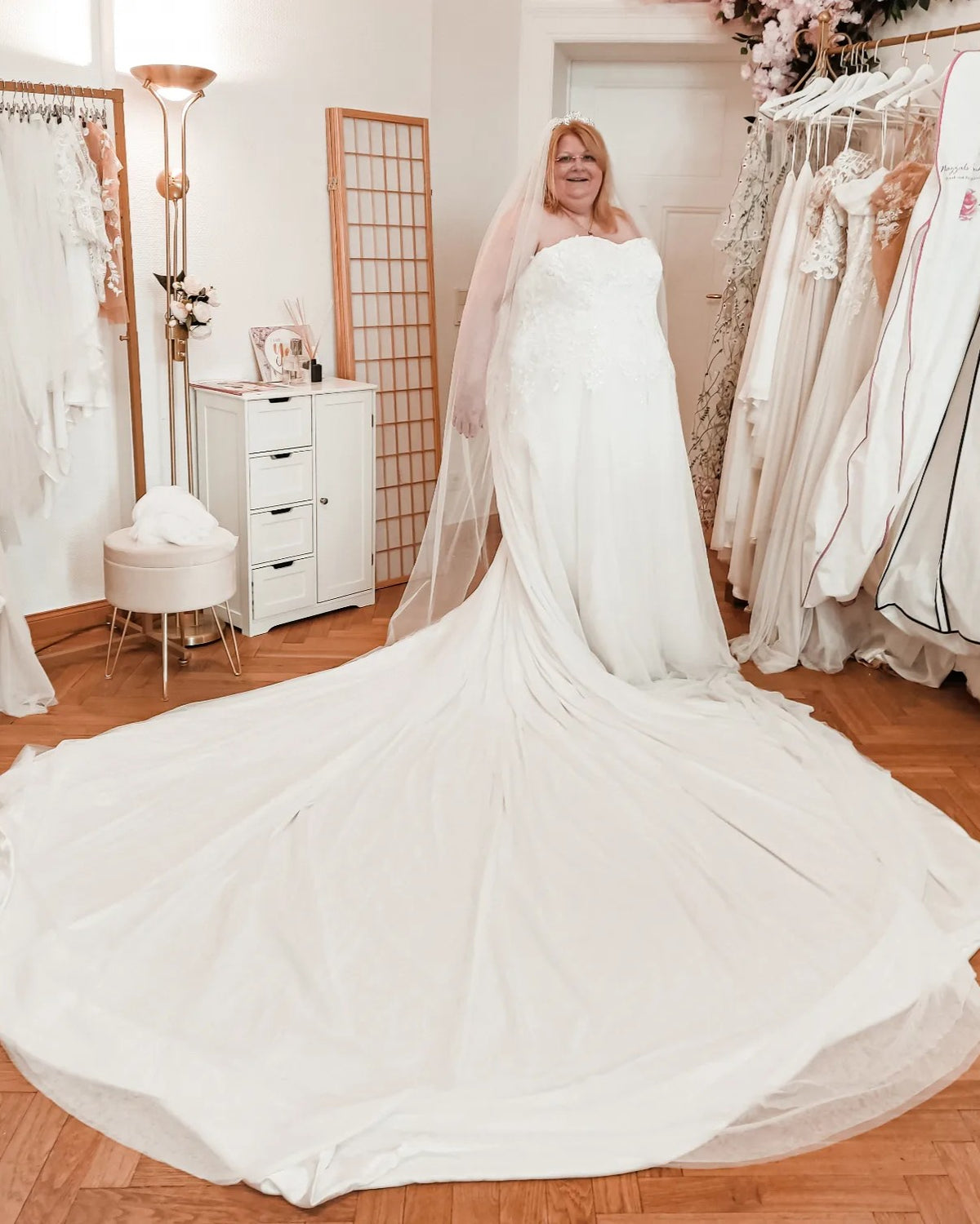 Curvy bride in a wedding dress with long train at Atelier Jana Paulin Berlin