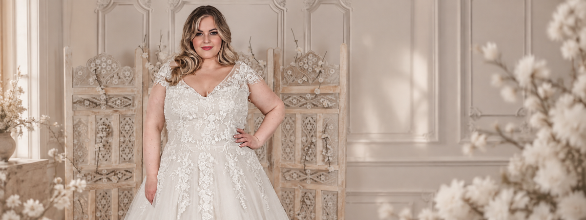 Plus-size bride in a wedding dress with V-neck and tulle skirt – Atelier Jana Paulin Berlin