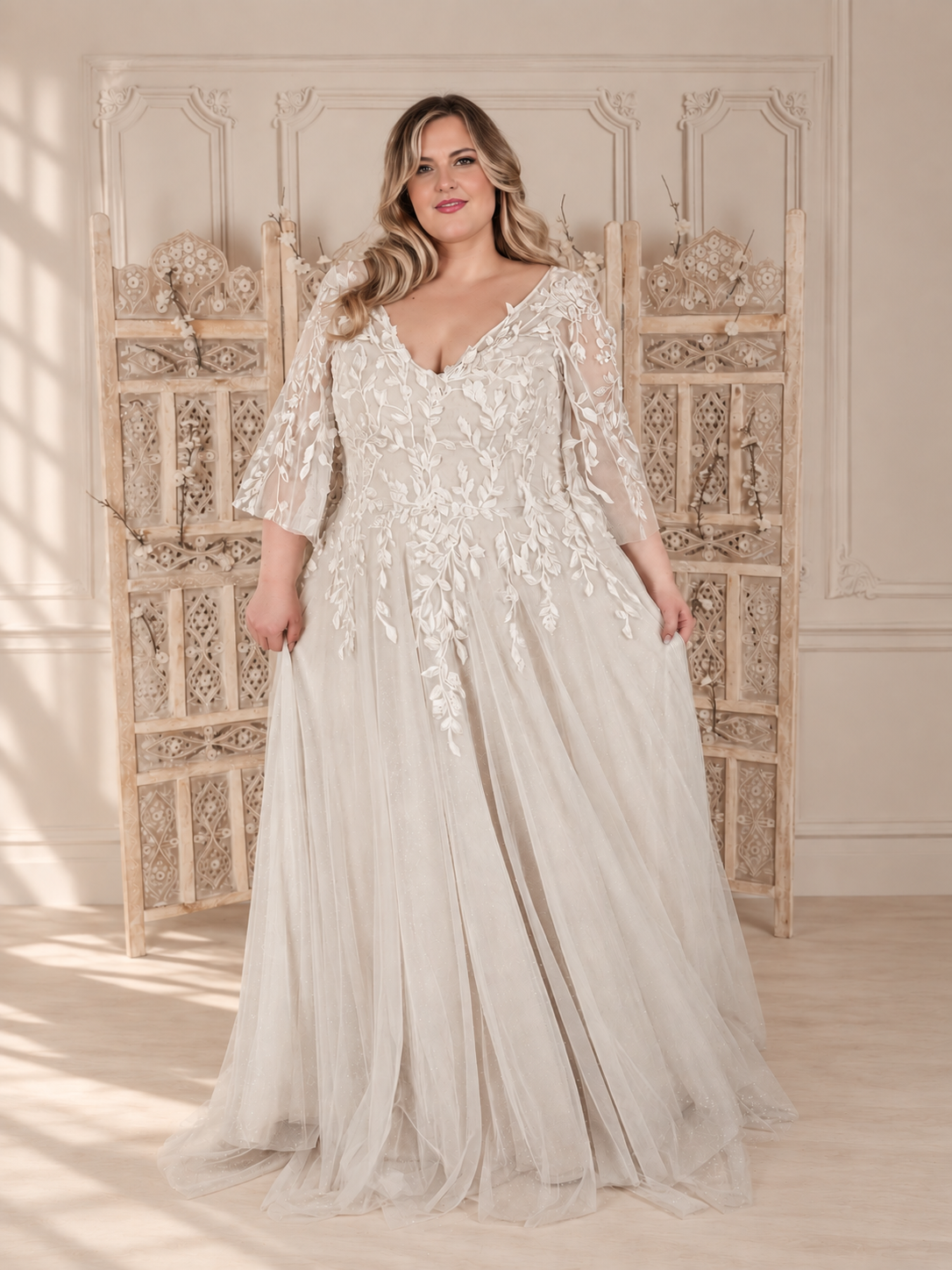 Curvy bride in a lace wedding dress with V-neck and long sleeves – plus-size bridal wear Berlin