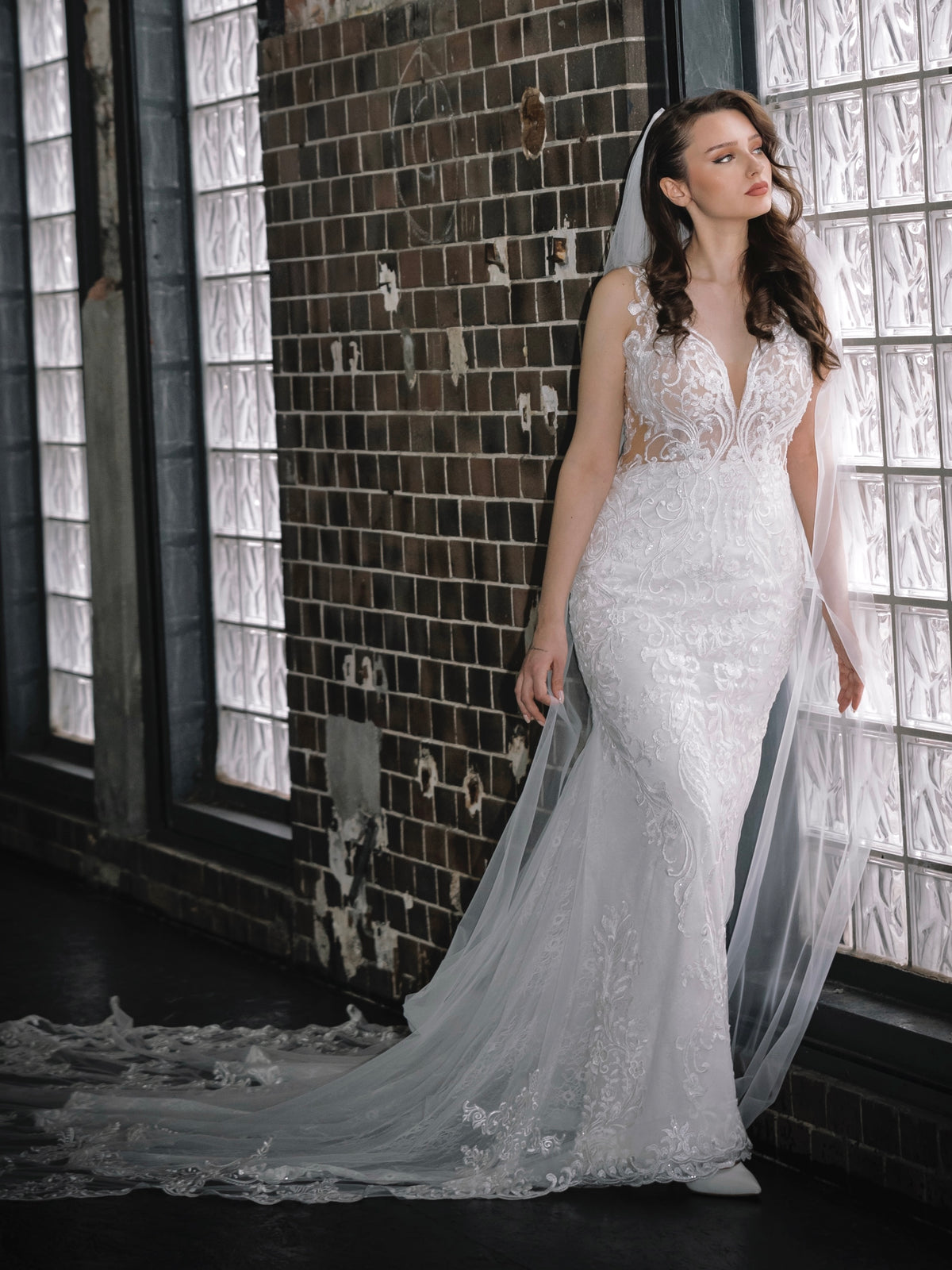 Braut im Spitzen-Brautkleid in Meerjungfrau-Silhouette mit Schleppe – Atelier Jana Paulin Berlin