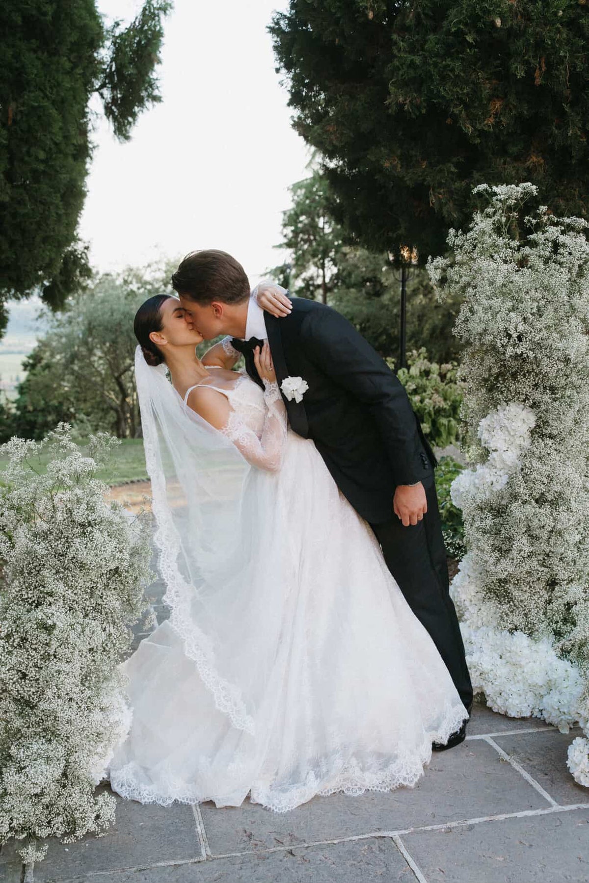 Bridal couple, bride in a boho wedding dress – Atelier Jana Paulin Berlin