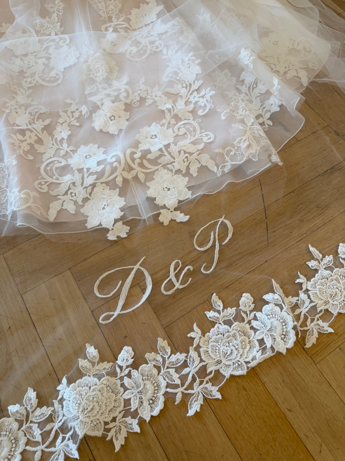 Detail: 3D-Spitzenapplikationen am Brautkleid – Atelier Jana Paulin