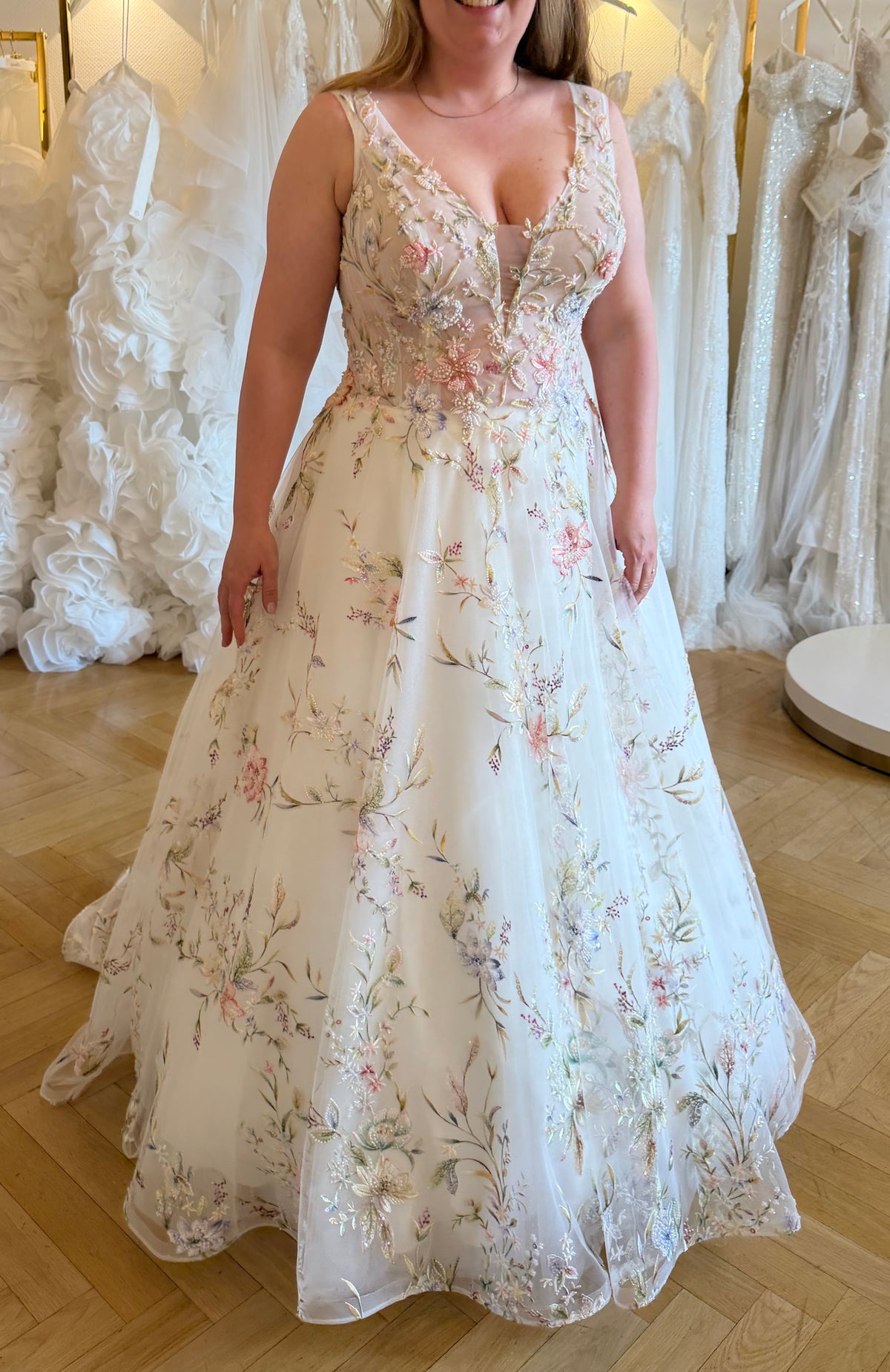 Brautkleid mit farbiger Blumenstickerei – Colorful Bridal Atelier Jana Paulin