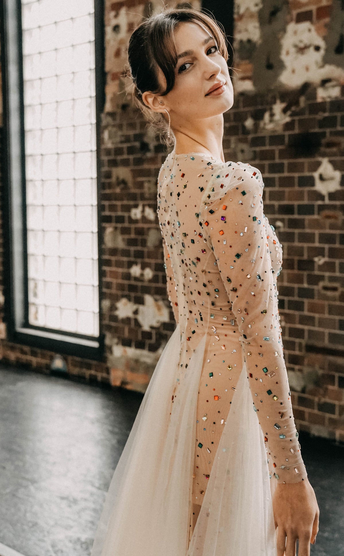 Champagnerfarbenes Brautkleid mit farbigen Perlen – Atelier Jana Paulin