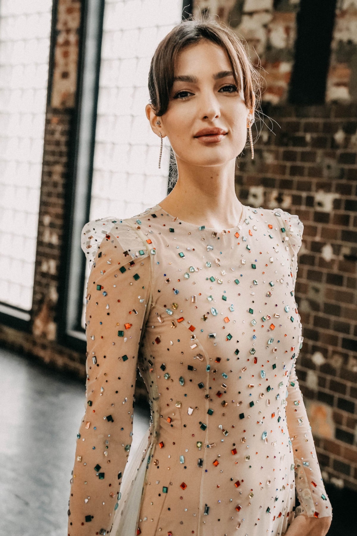 Champagnerfarbenes Brautkleid mit farbiger Stickerei – Atelier Jana Paulin Berlin