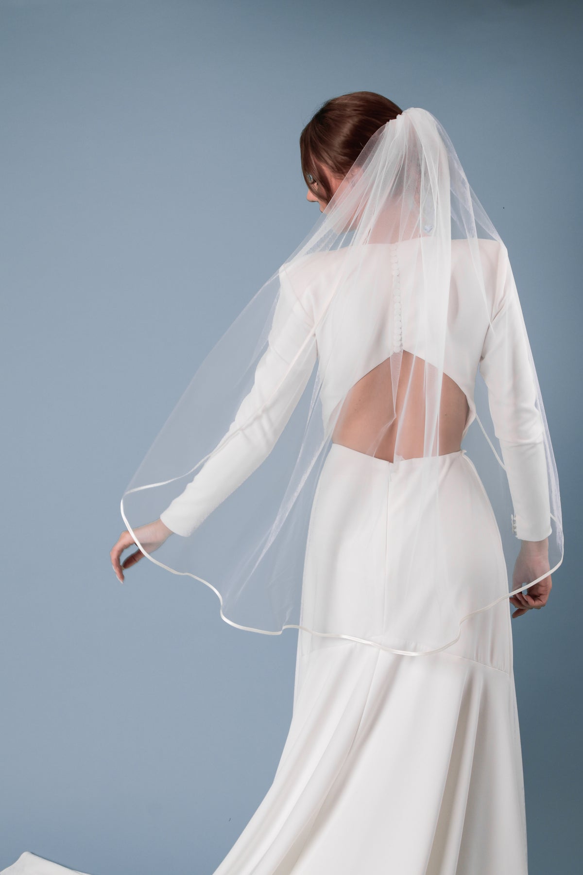 Langärmeliges Brautkleid mit Rückenausschnitt – Clean & Chic