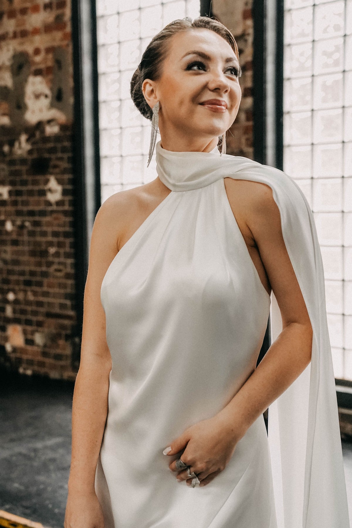 Portrait einer Braut im Neckholder-Brautkleid – Atelier Jana Paulin