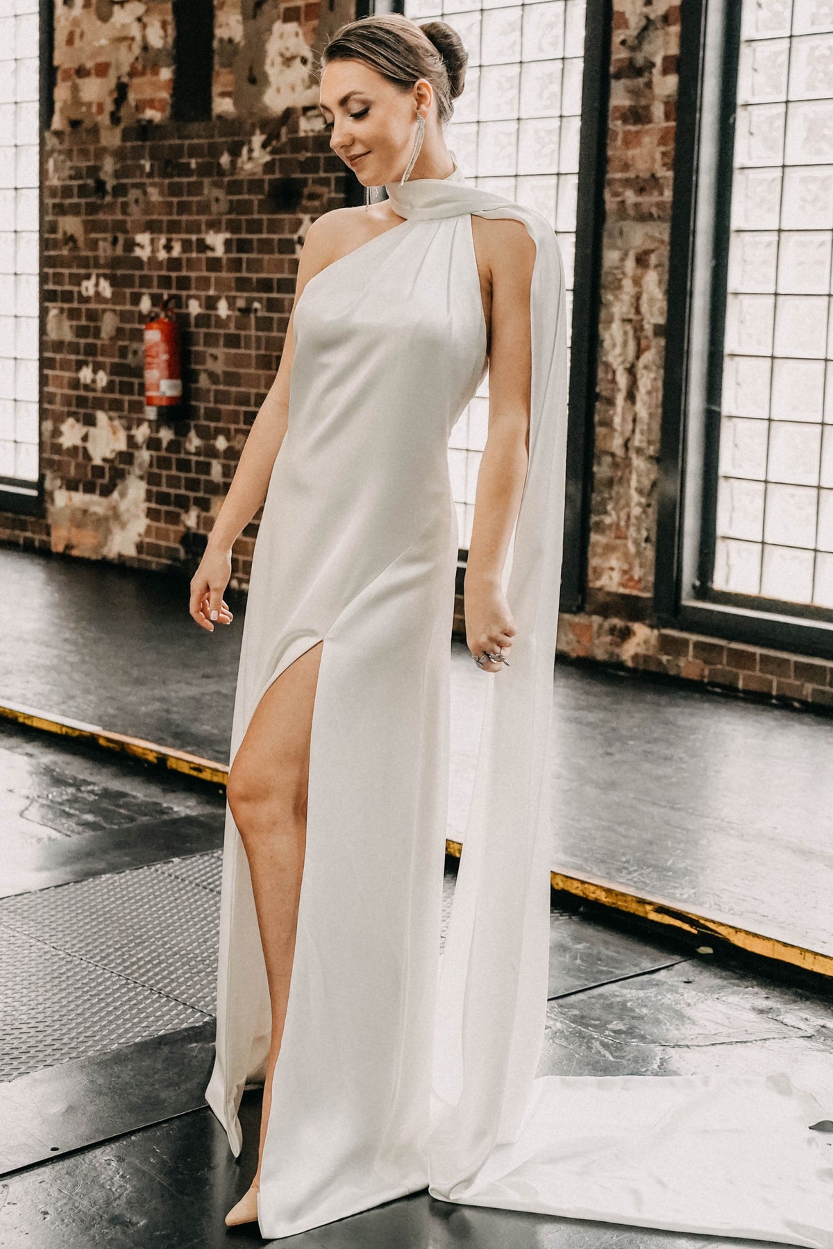 Satin-Brautkleid mit Neckholder und Beinschlitz – Clean & Chic Brautmode Berlin