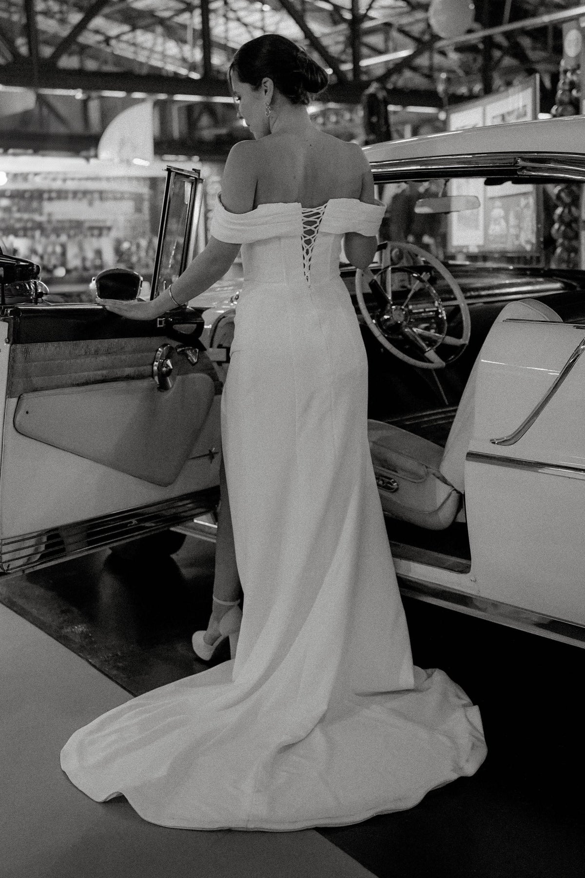 Brautkleid mit Puffärmeln von hinten am Oldtimer – Atelier Jana Paulin