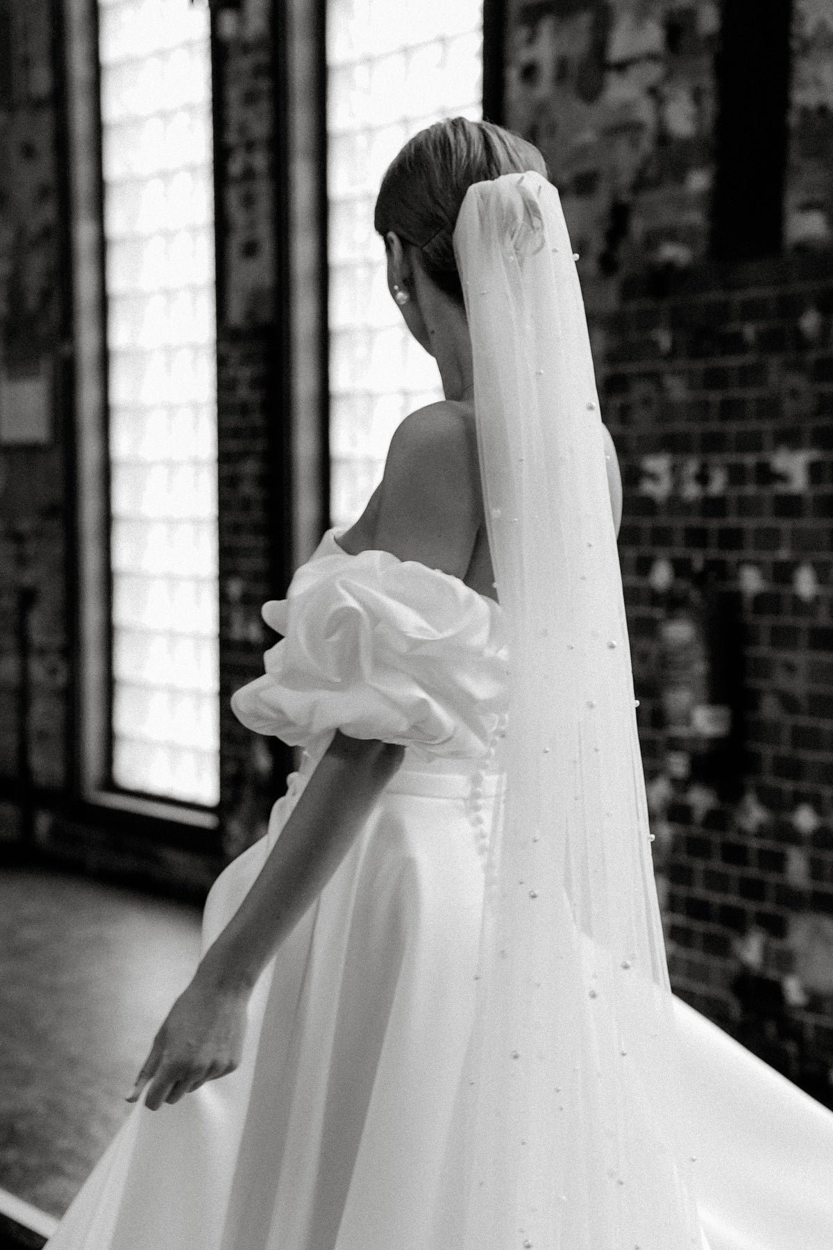 Wedding dress with puff sleeves and veil from behind – Clean & Chic Berlin