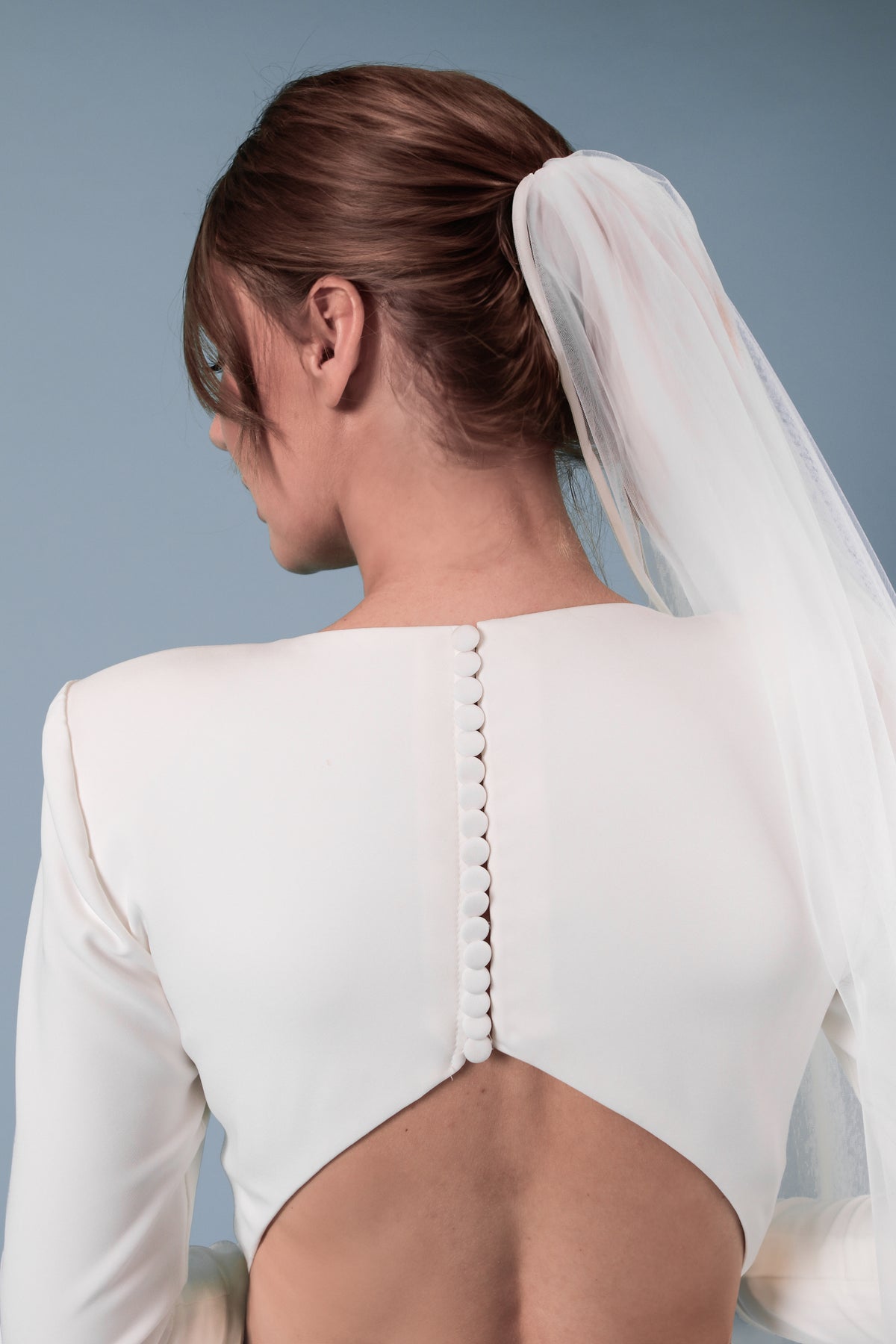 Brautkleid mit Rückenausschnitt und Knopfleiste – Atelier Jana Paulin Berlin
