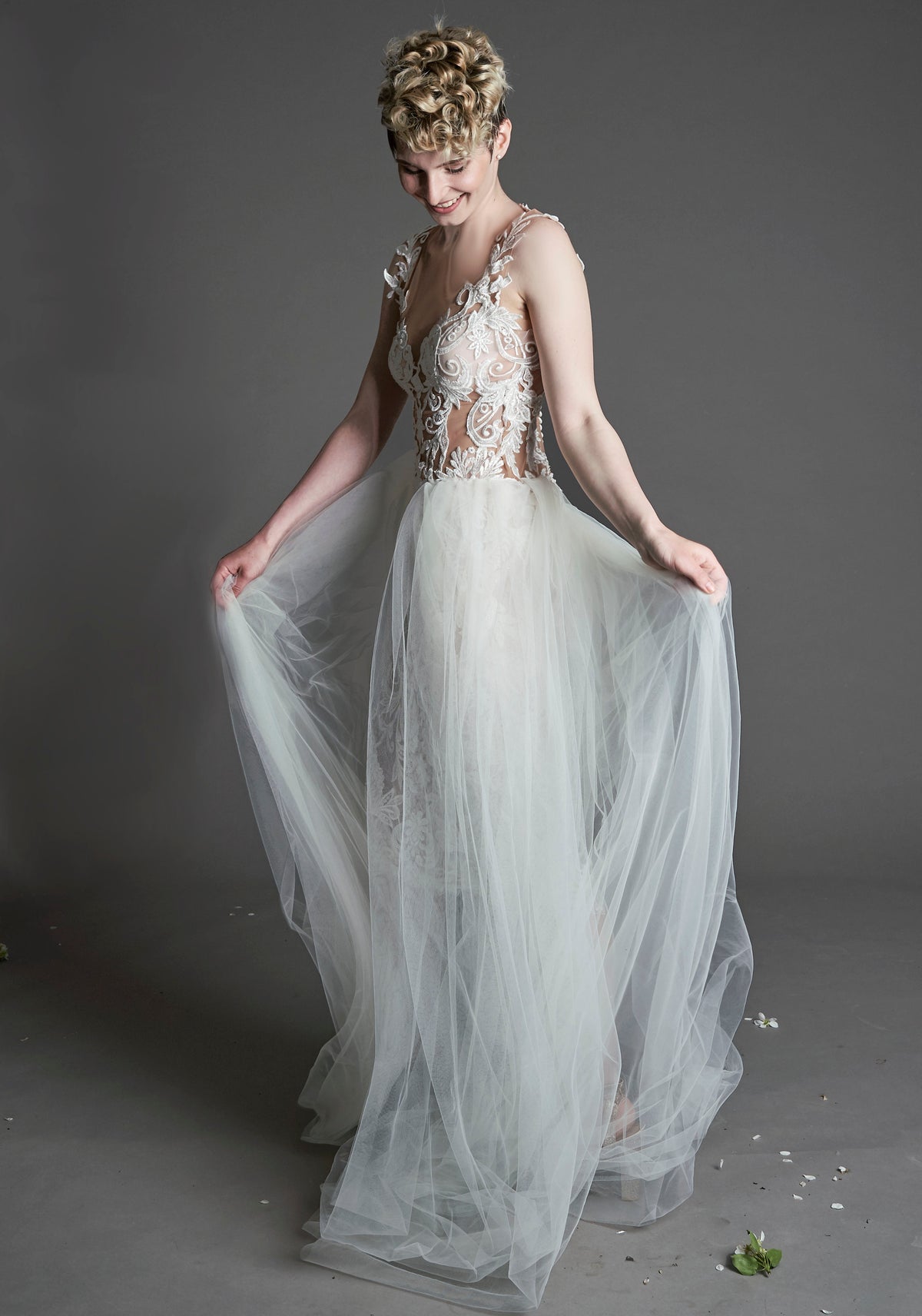 Brautkleid aus Spitze und Tüll mit V-Ausschnitt – Atelier Jana Paulin Berlin