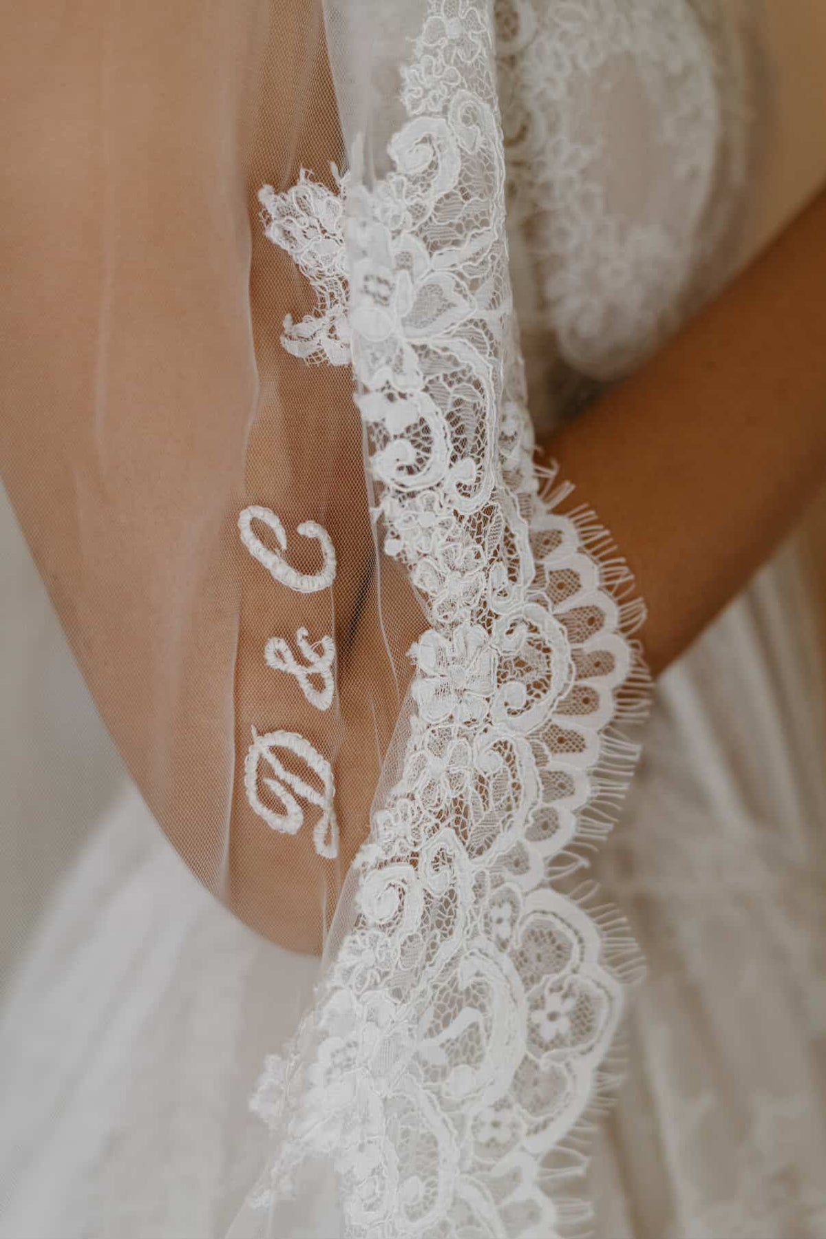 Detail: lace sleeve of a wedding dress – Atelier Jana Paulin