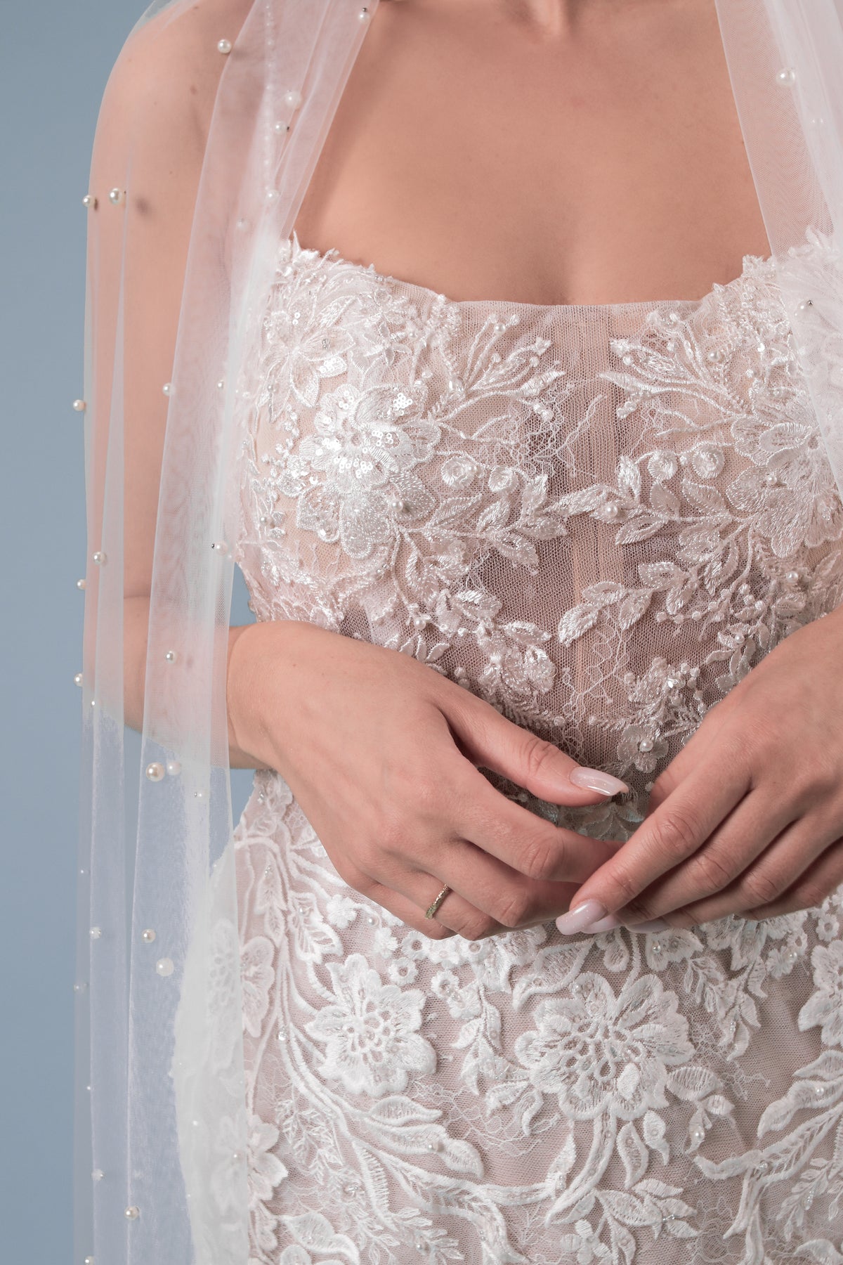Nahaufnahme: Spitzenstickerei am Brautkleid – Atelier Jana Paulin