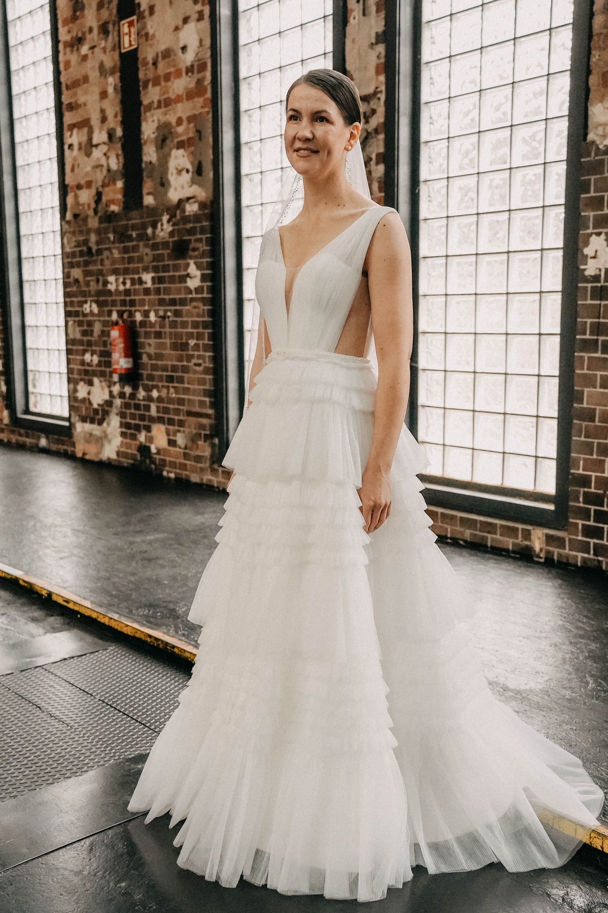 Brautkleid mit tiefem V-Ausschnitt und Tüllrock – Atelier Jana Paulin