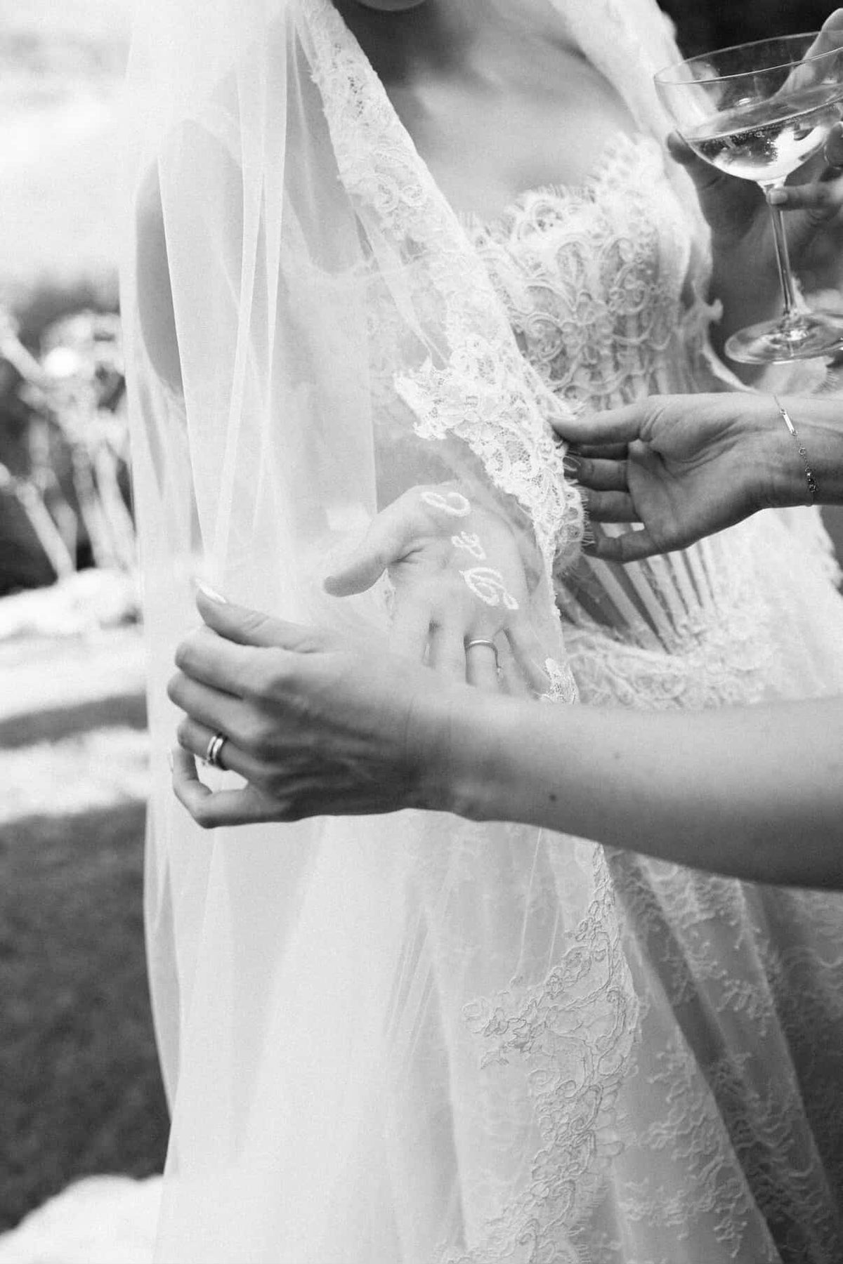Detail: lace bridal veil, black and white – Atelier Jana Paulin