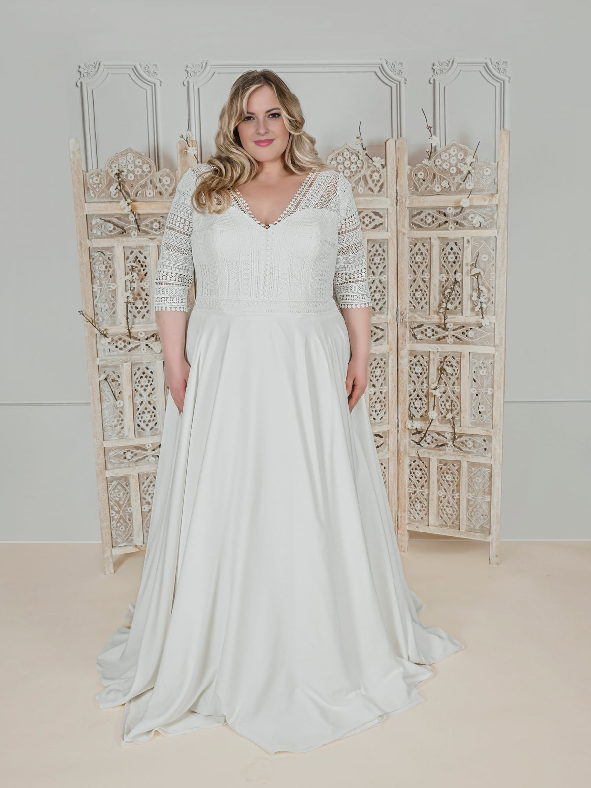 Curvy A-line wedding dress with long sleeves – plus-size bridal wear Berlin