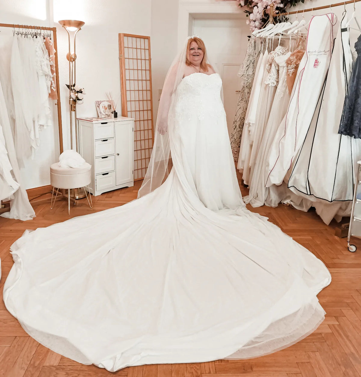 Curvy bride in a princess wedding dress with train – plus-size bridal wear Berlin