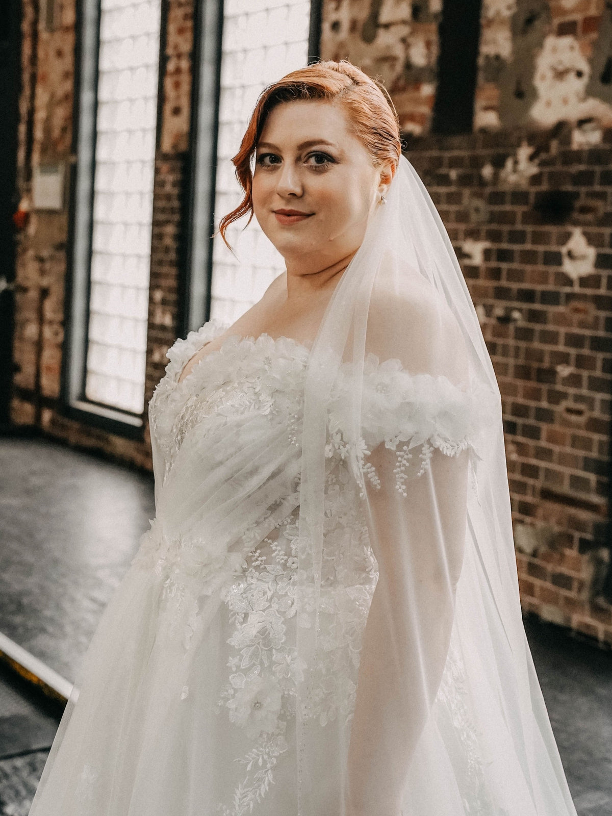 Curvy wedding dress with lace bodice and veil – Atelier Jana Paulin