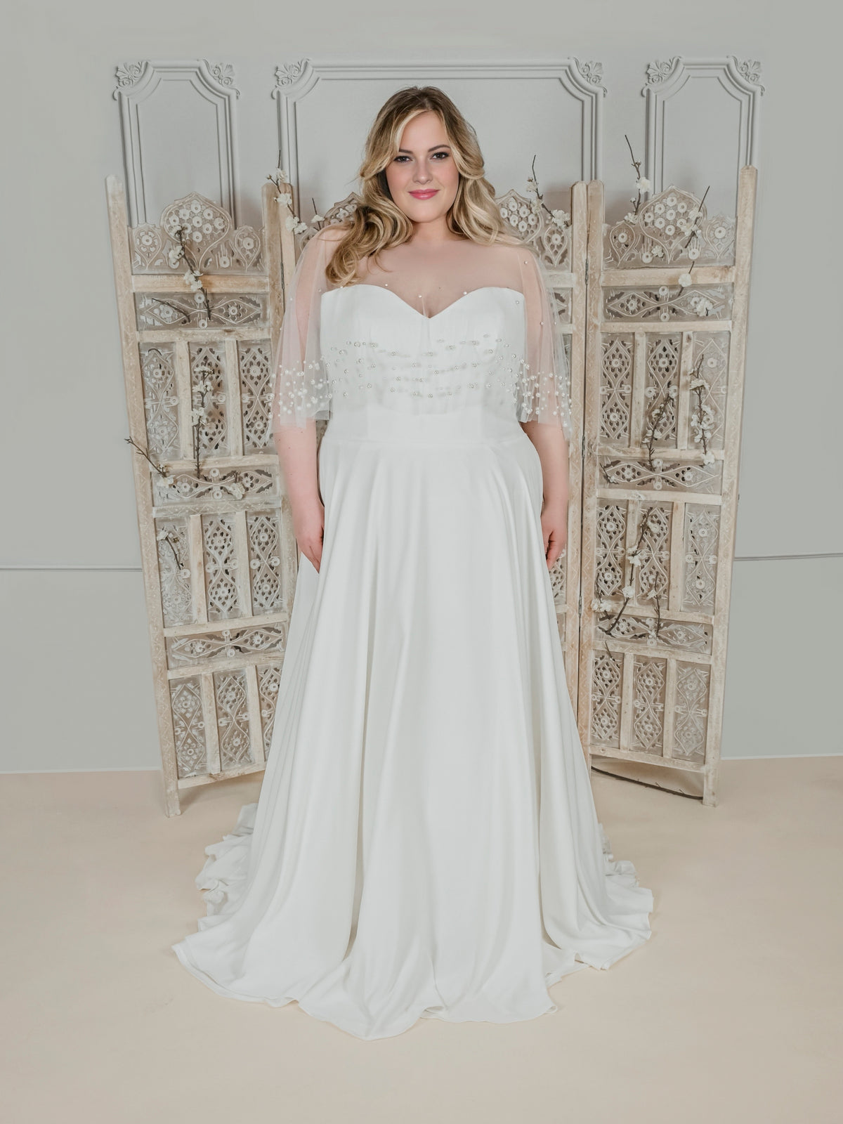 Simple curvy A-line wedding dress – plus-size bridal wear Berlin