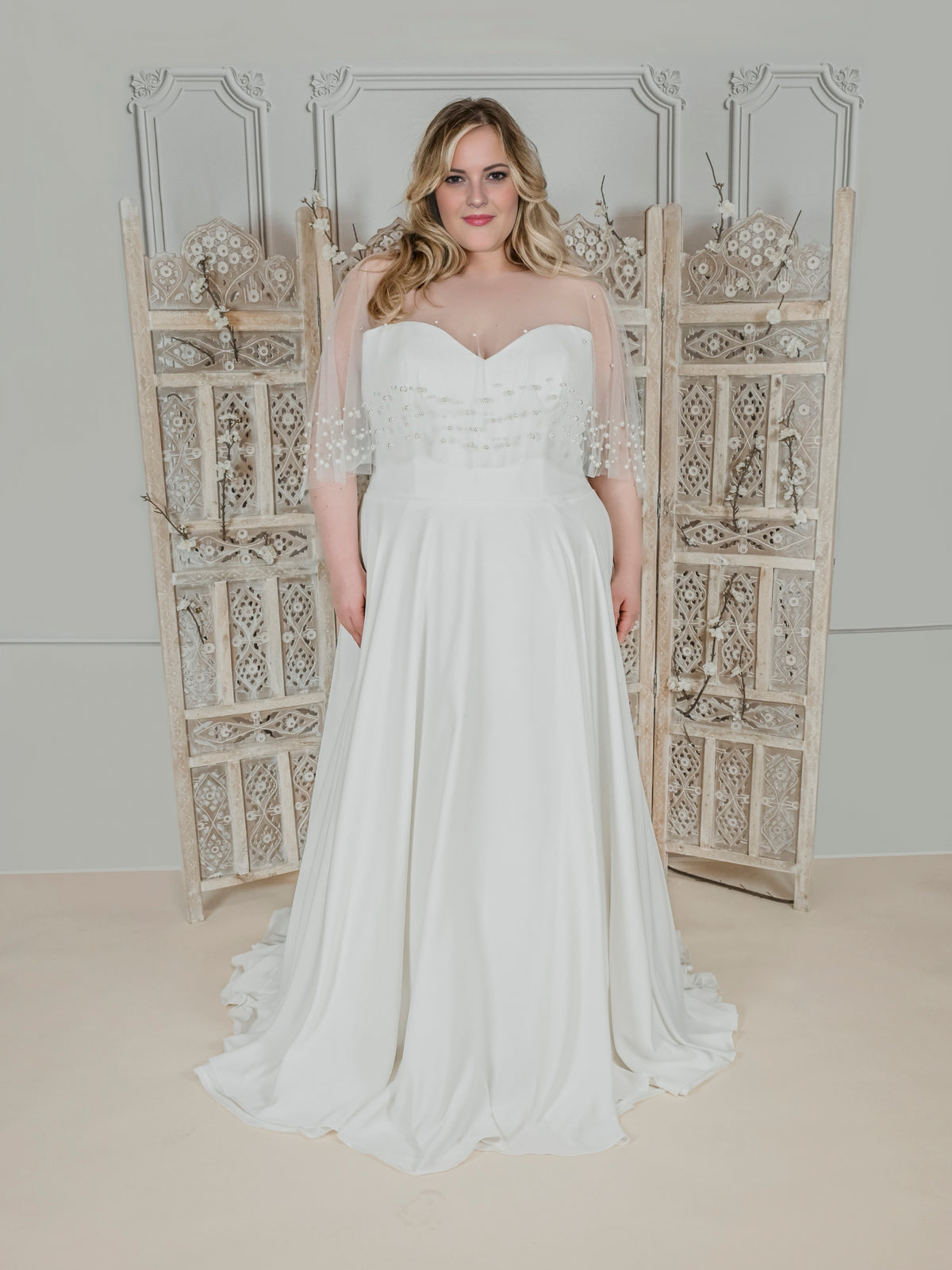 Simple curvy wedding dress with V-neck – Atelier Jana Paulin