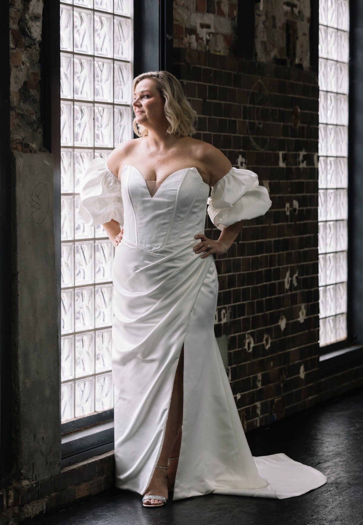 Off-shoulder curvy wedding dress with leg slit – Atelier Jana Paulin Berlin