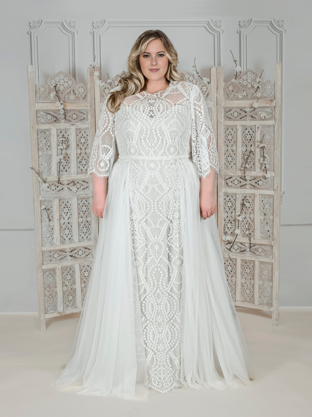 Curvy lace wedding dress with three-quarter sleeves – plus-size bridal wear Berlin