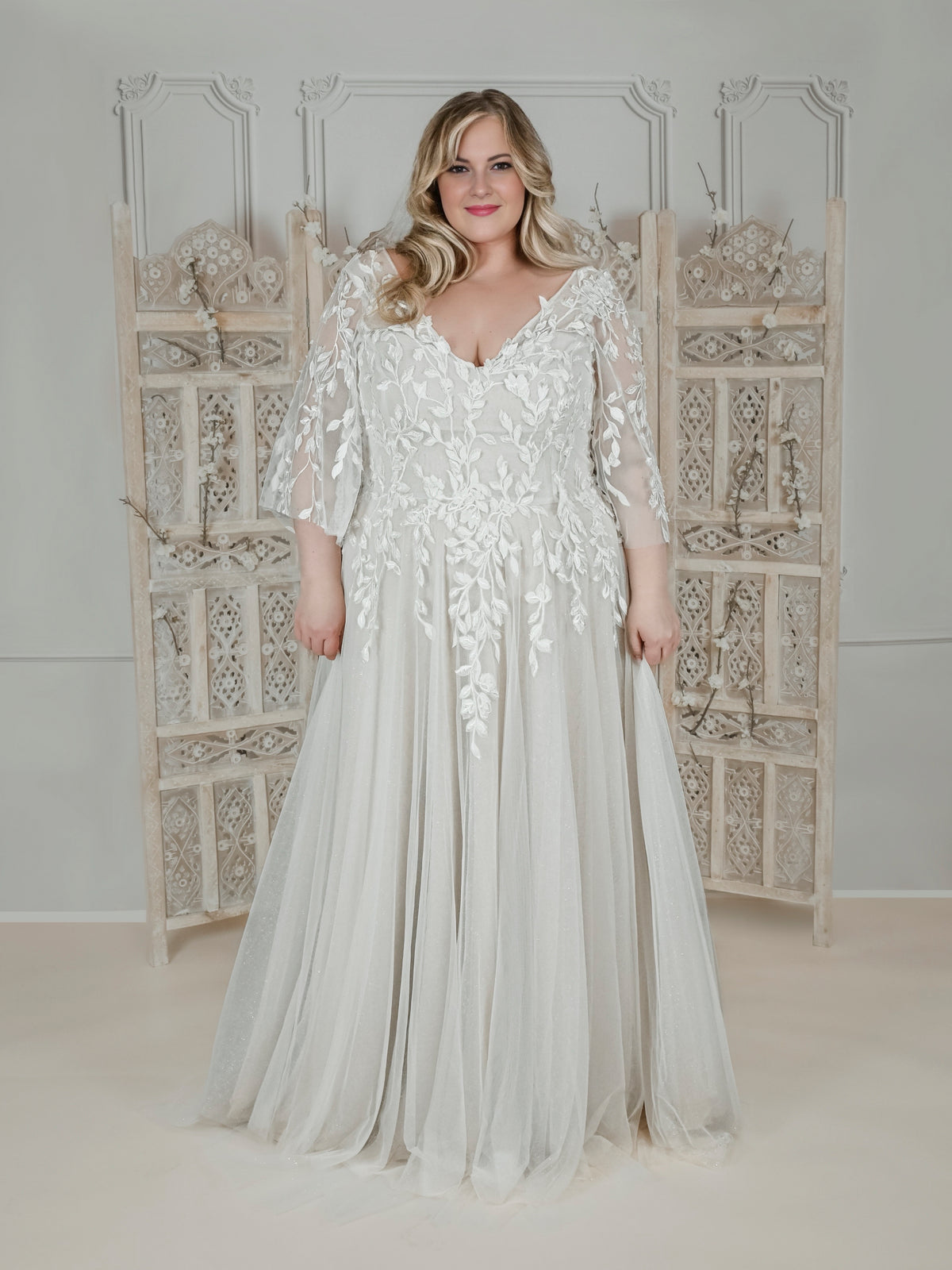 Curvy lace wedding dress with long sleeves – Atelier Jana Paulin