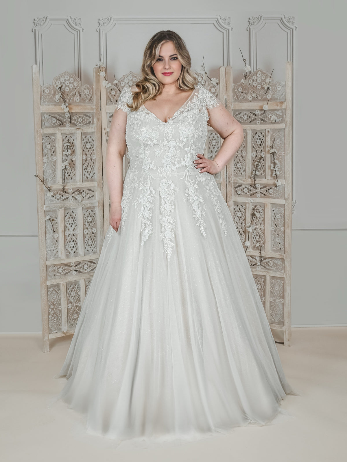 Curvy lace wedding dress with V-neck – Atelier Jana Paulin Berlin