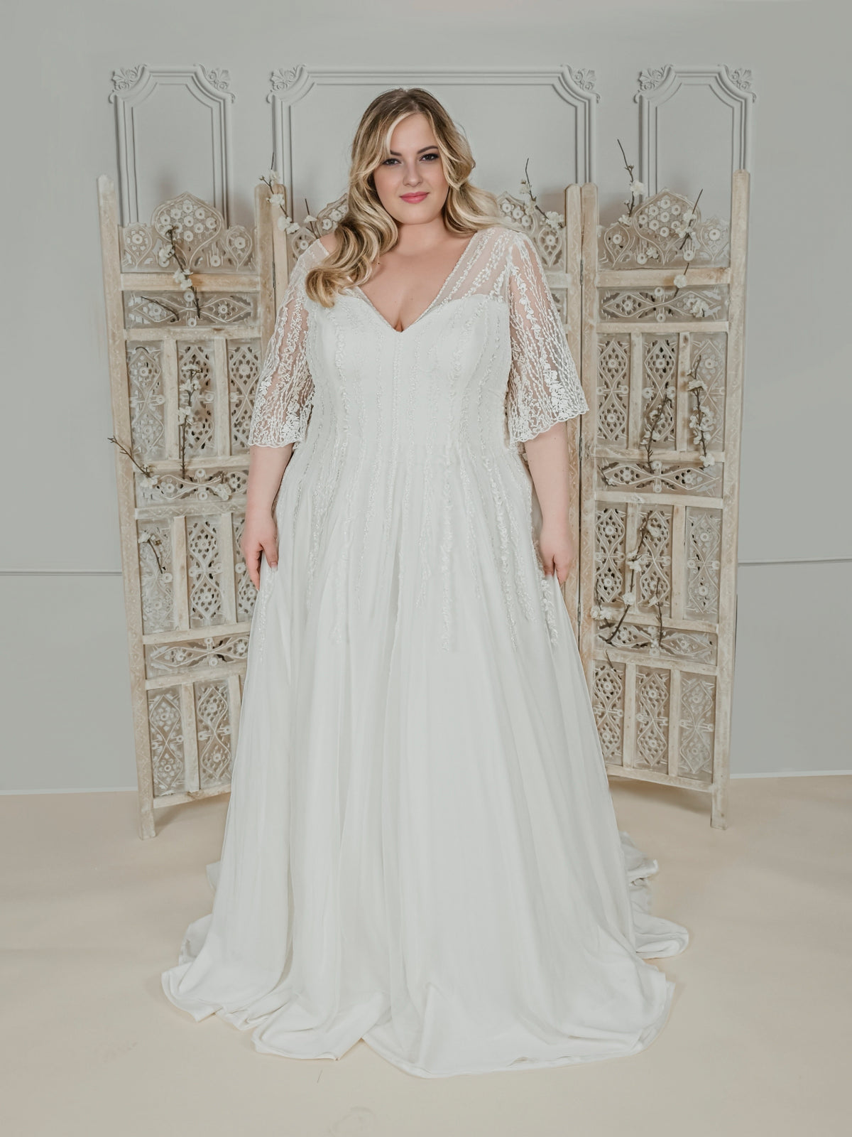Curvy chiffon wedding dress with V-neck – Atelier Jana Paulin Berlin