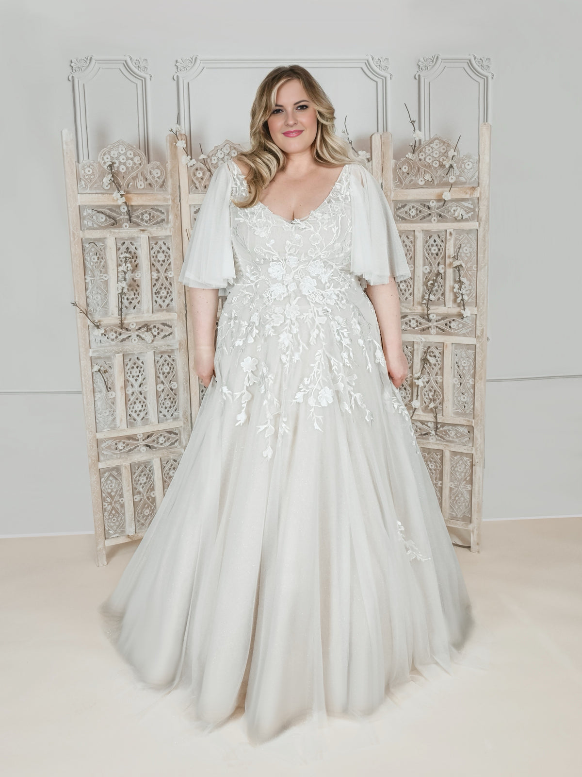 Curvy wedding dress with V-neck and short sleeves – plus-size bridal wear Berlin