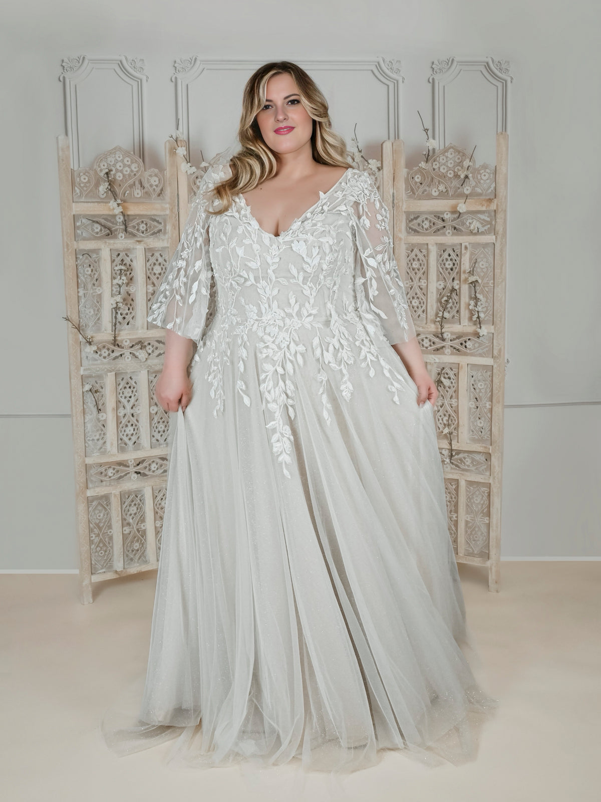 Curvy wedding dress with V-neck and lace – Atelier Jana Paulin Berlin