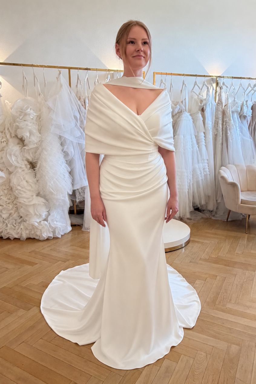 Modernes schulterfreies Brautkleid mit Drapierung – Clean & Chic Berlin