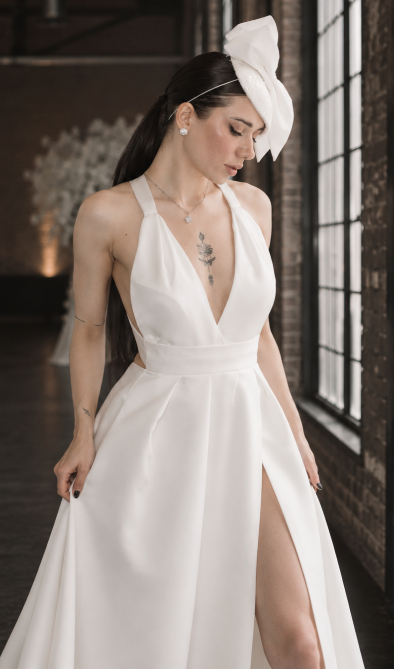 Modernes Neckholder-Brautkleid mit Beinschlitz – Clean & Chic
