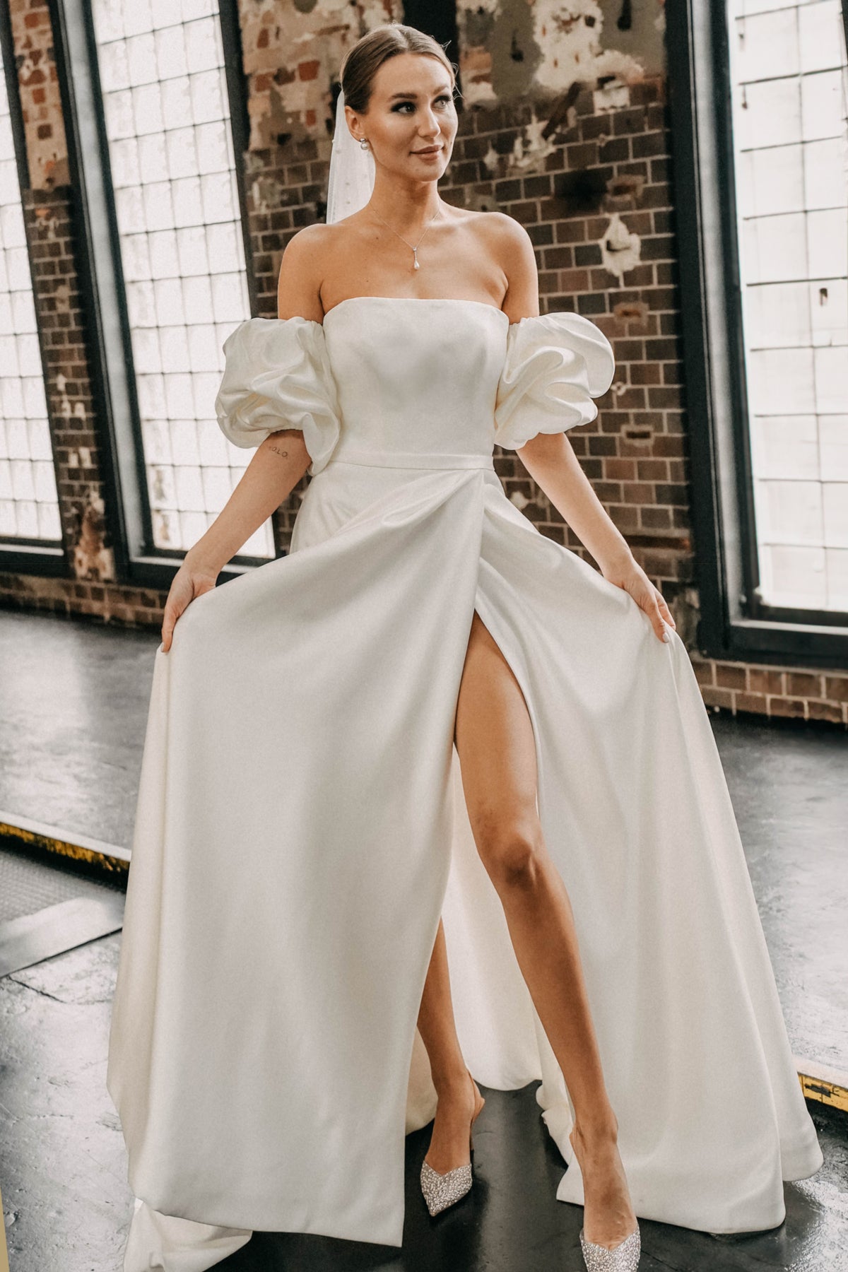 Modernes Brautkleid mit Puffärmeln und Beinschlitz – Atelier Jana Paulin