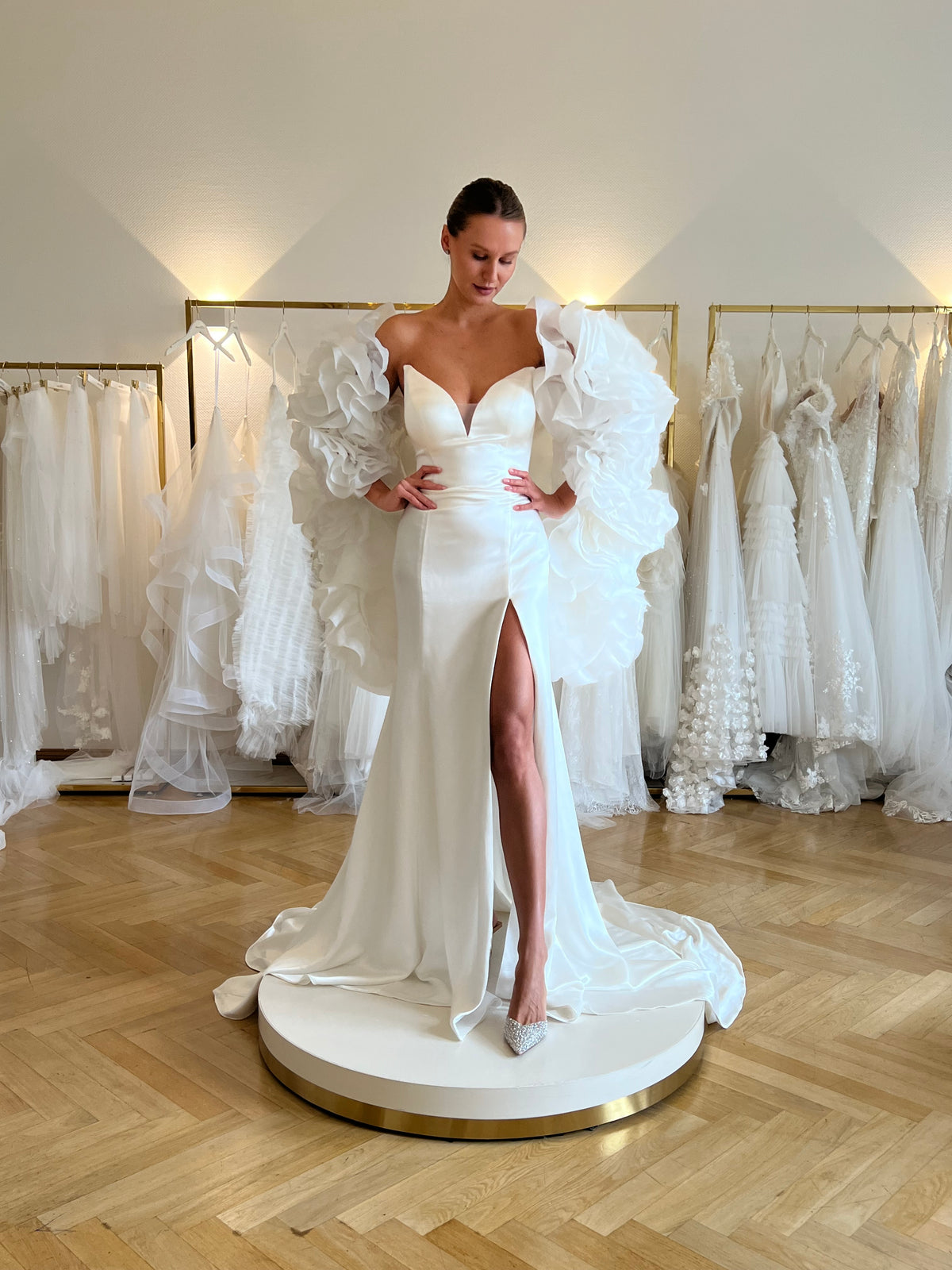 Modernes schulterfreies Brautkleid im Atelier Jana Paulin Berlin