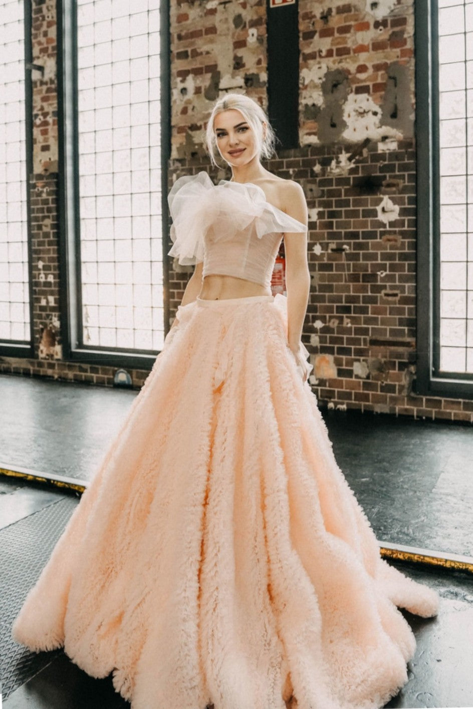 Pfirsichfarbenes Brautkleid mit Tüllrock – Colorful Bridal Atelier Jana Paulin