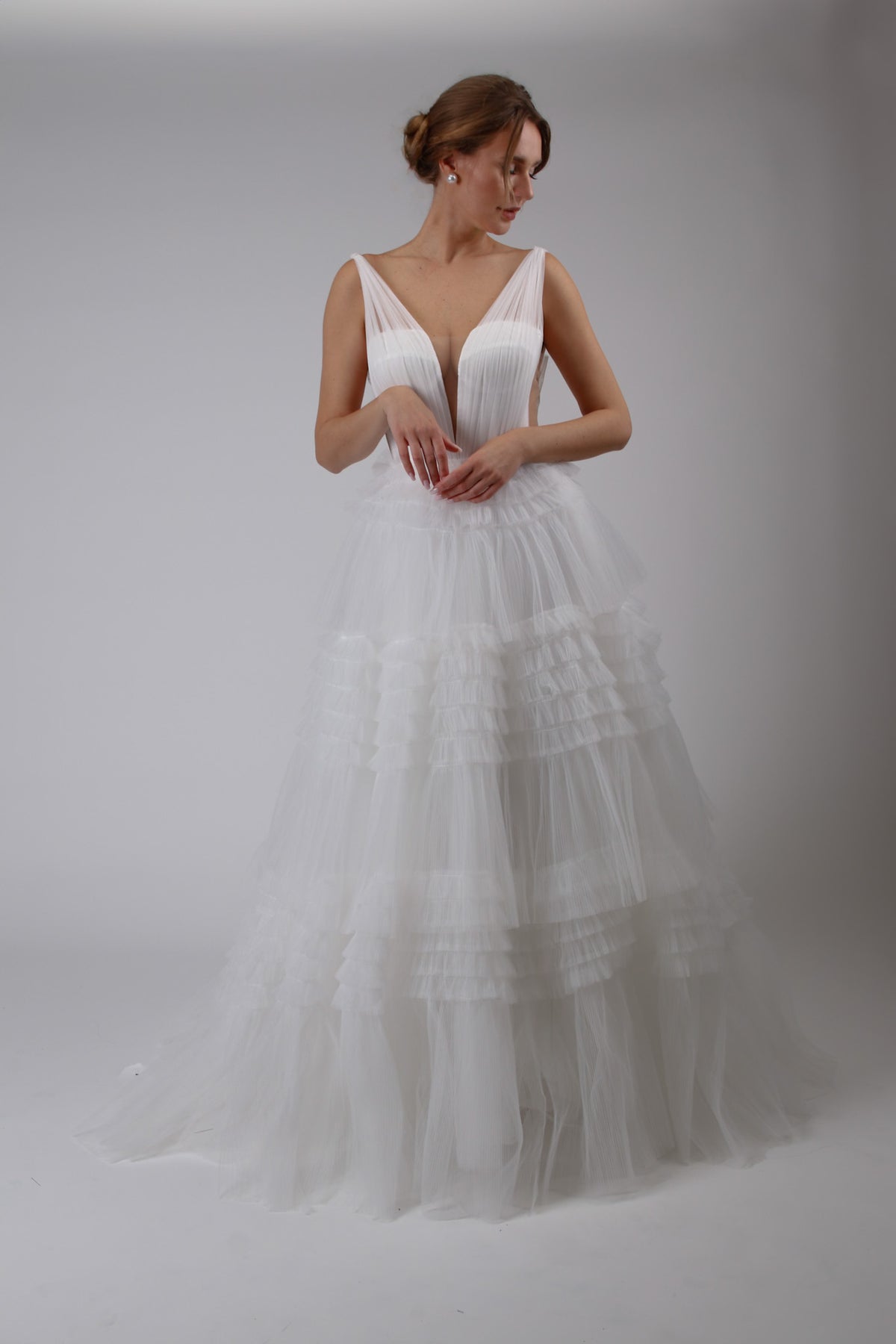 Princess wedding dress with tiered skirt and V-neck – Grand Couture Berlin