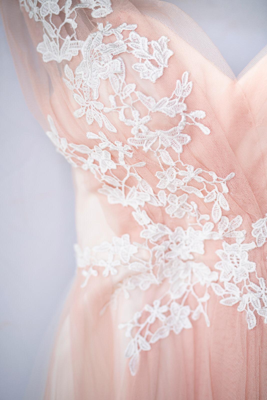Detail: rosafarbenes Brautkleid mit Spitze – farbige Brautkleider Atelier Jana Paulin