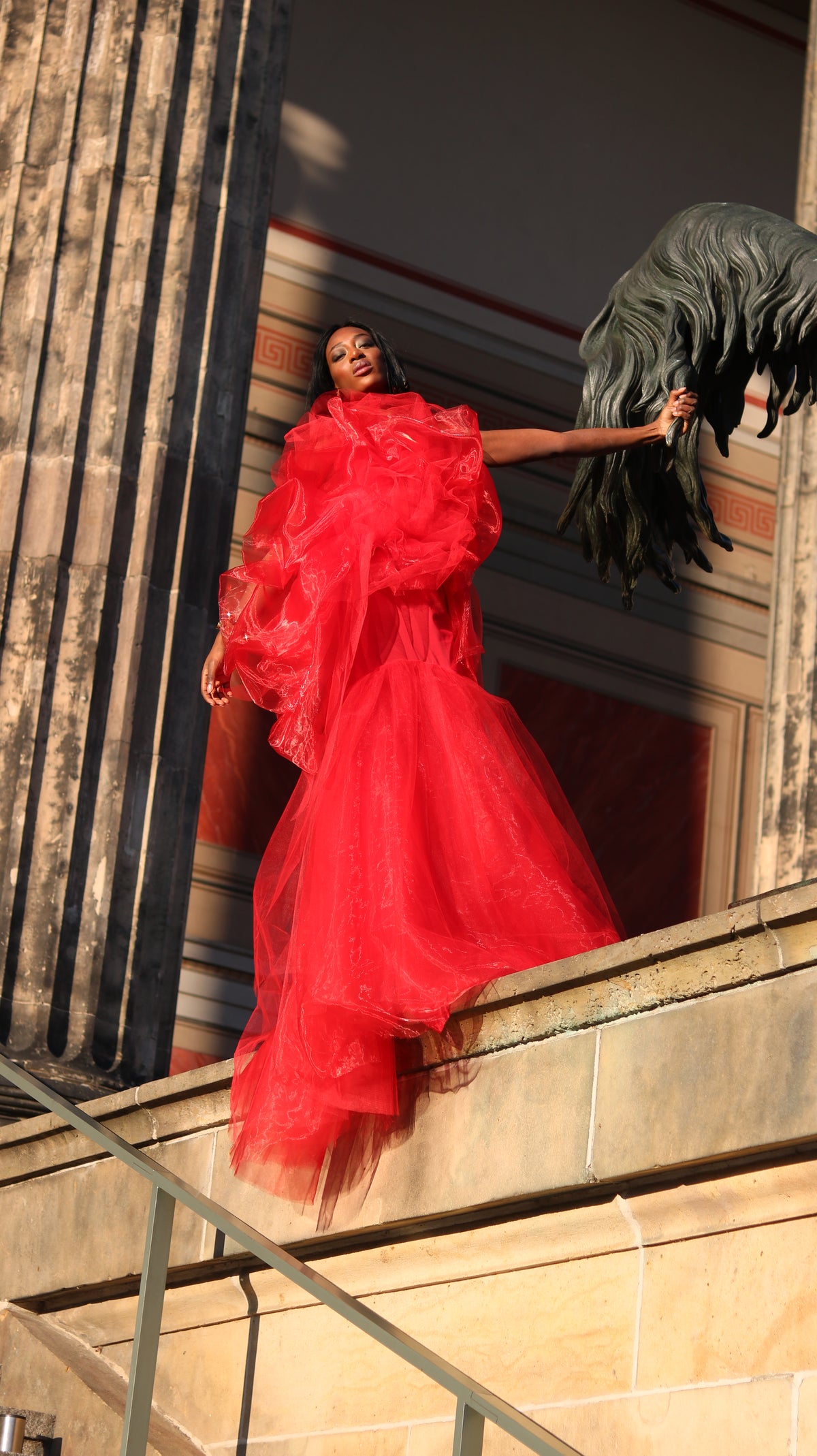 Rotes Tüllkleid im Freien – Colorful Couture Atelier Jana Paulin