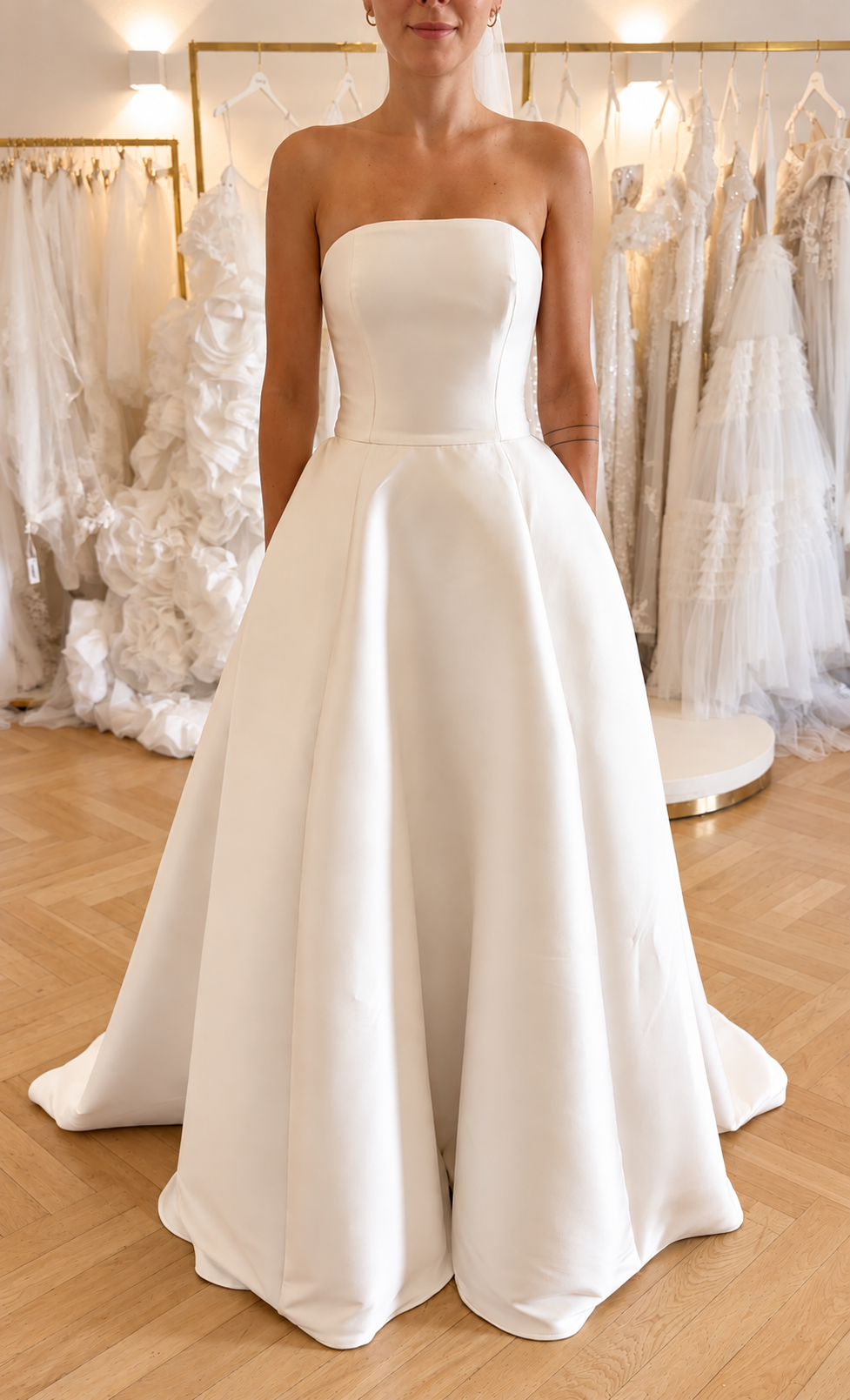 Schlichtes trägerloses Brautkleid in A-Linie – Clean & Chic Berlin