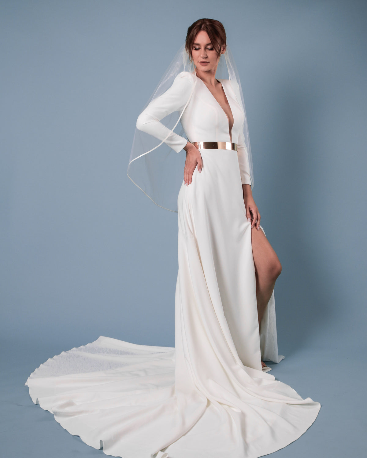 Schlichtes Brautkleid mit langen Ärmeln und Schleppe – Clean & Chic Berlin