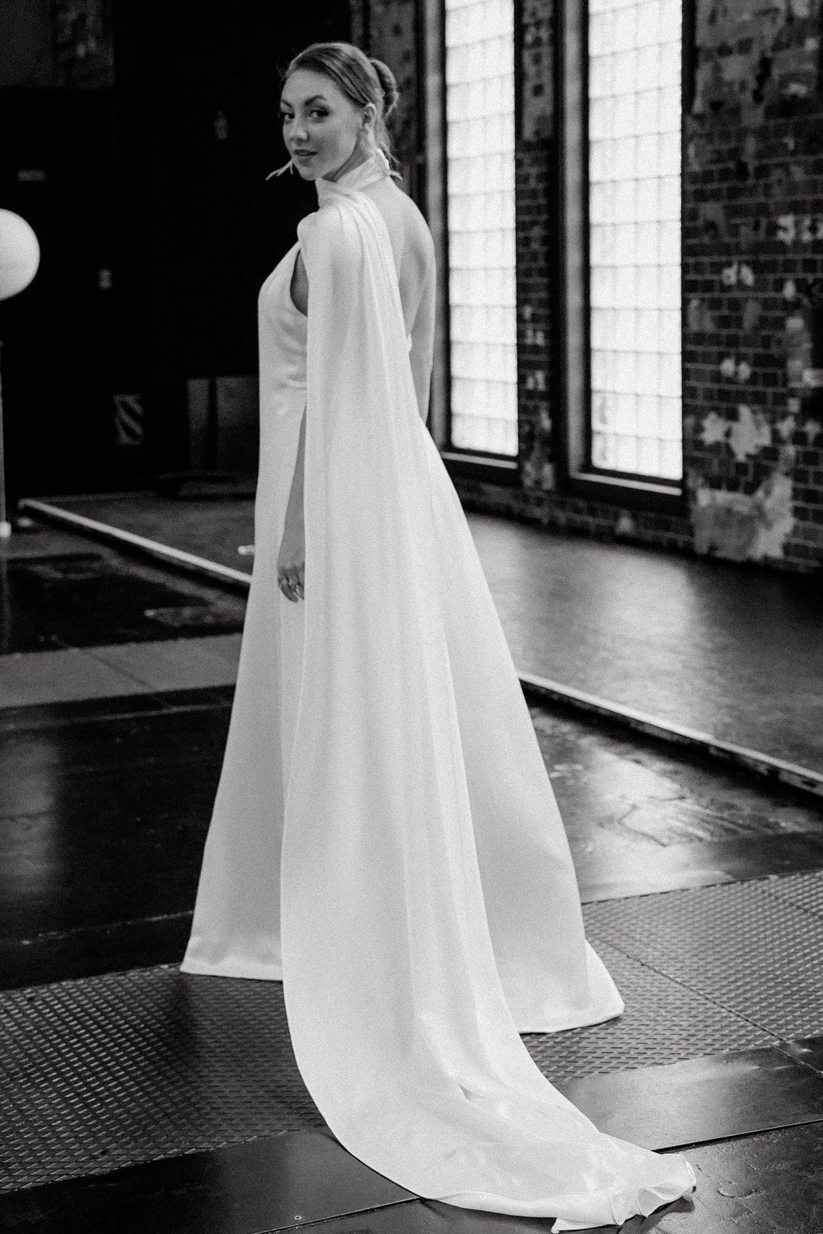 Schlichtes Brautkleid mit Schleppe, Rückenansicht – Atelier Jana Paulin