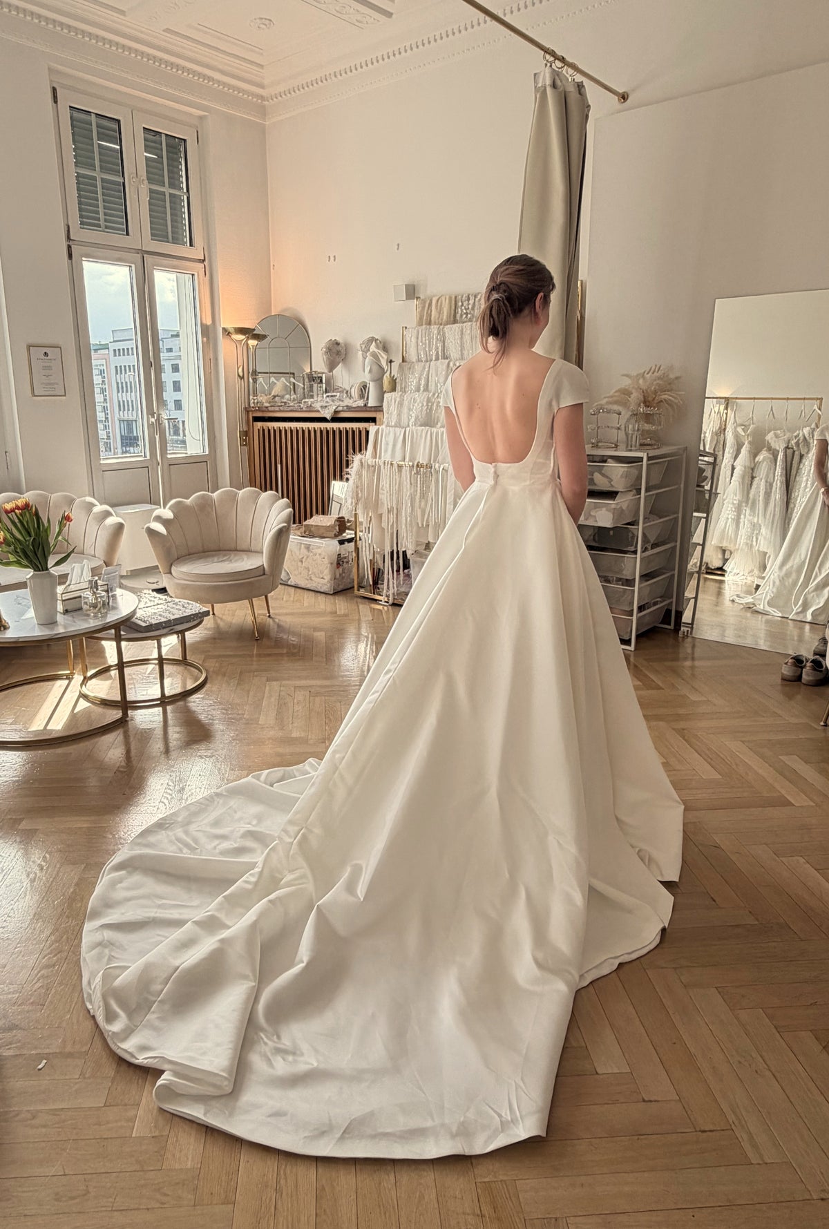 Schlichtes Brautkleid mit Schleppe von hinten – Clean & Chic Brautmode