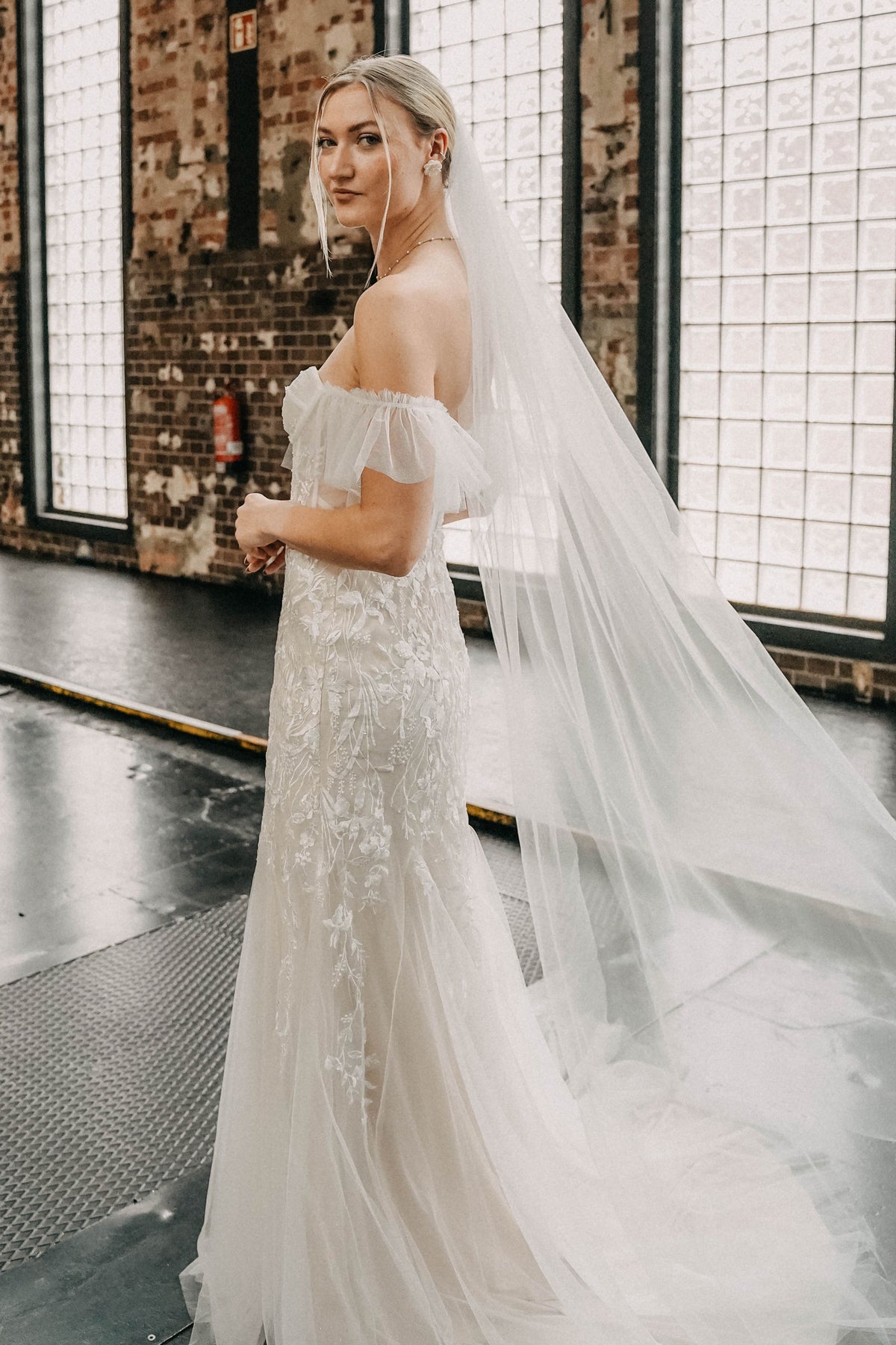 Spitzen-Brautkleid mit Schleier, Rückenansicht – Atelier Jana Paulin