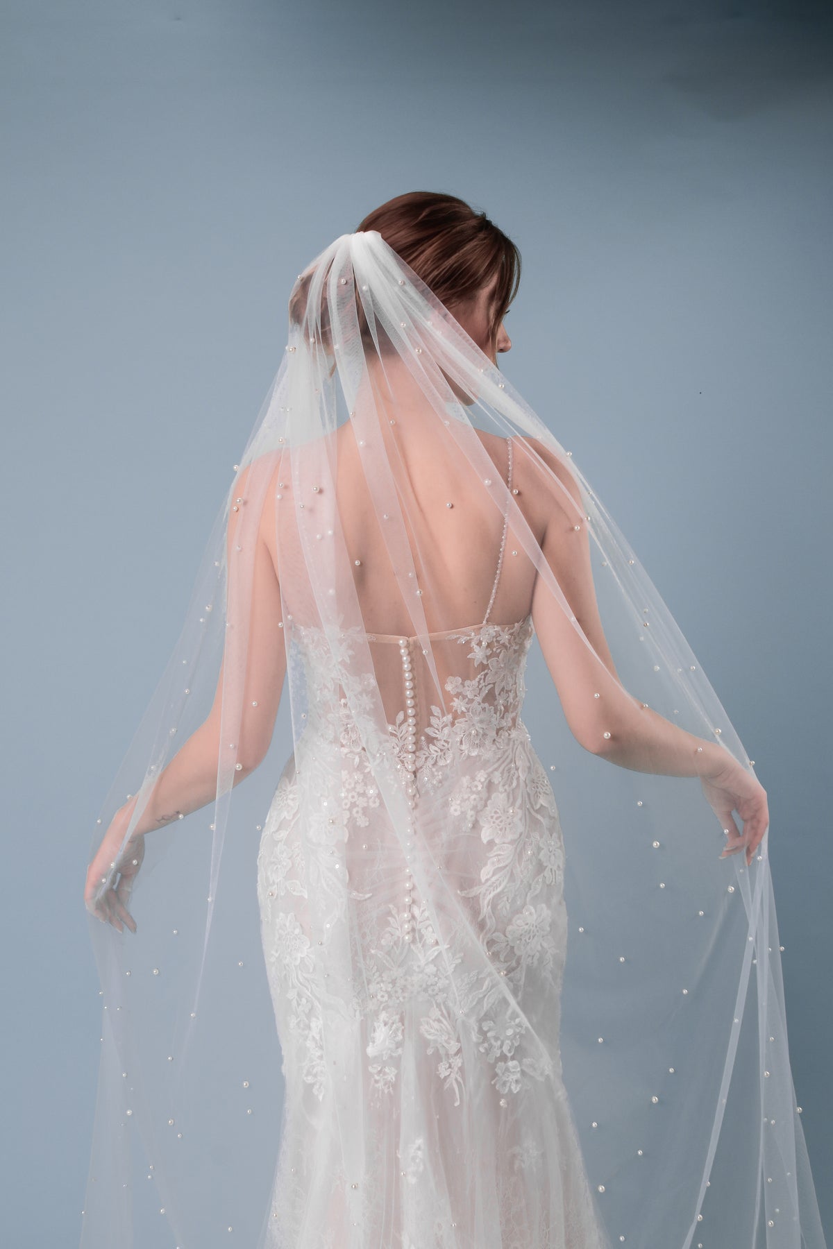 Spitzen-Brautkleid mit Schleier von hinten – Atelier Jana Paulin Berlin