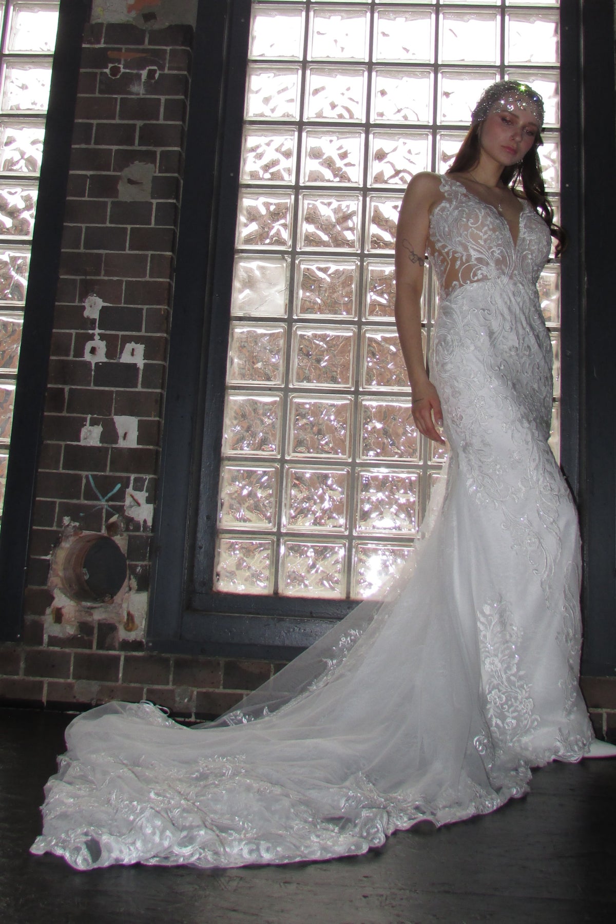 Lace wedding dress with train from the side – Atelier Jana Paulin Berlin