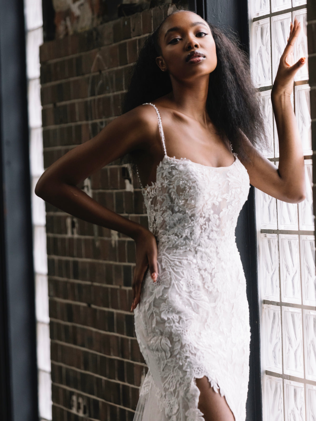 Spitzen-Brautkleid mit Beinschlitz – Atelier Jana Paulin